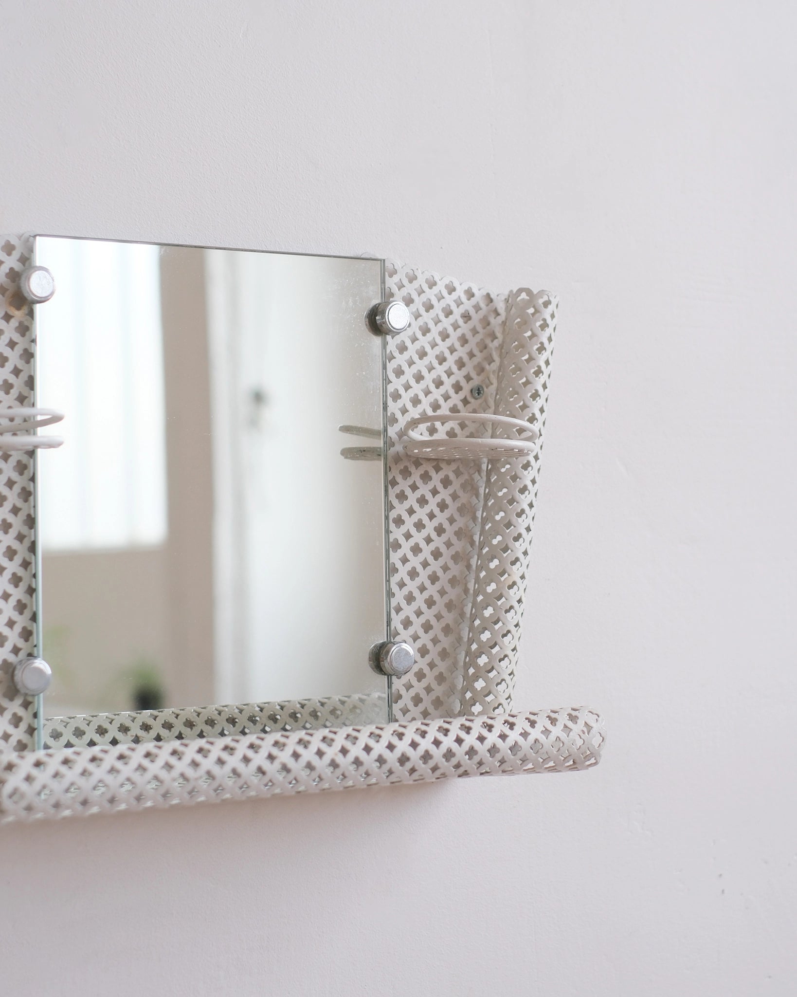 Ancienne étagère avec miroir en métal perforé