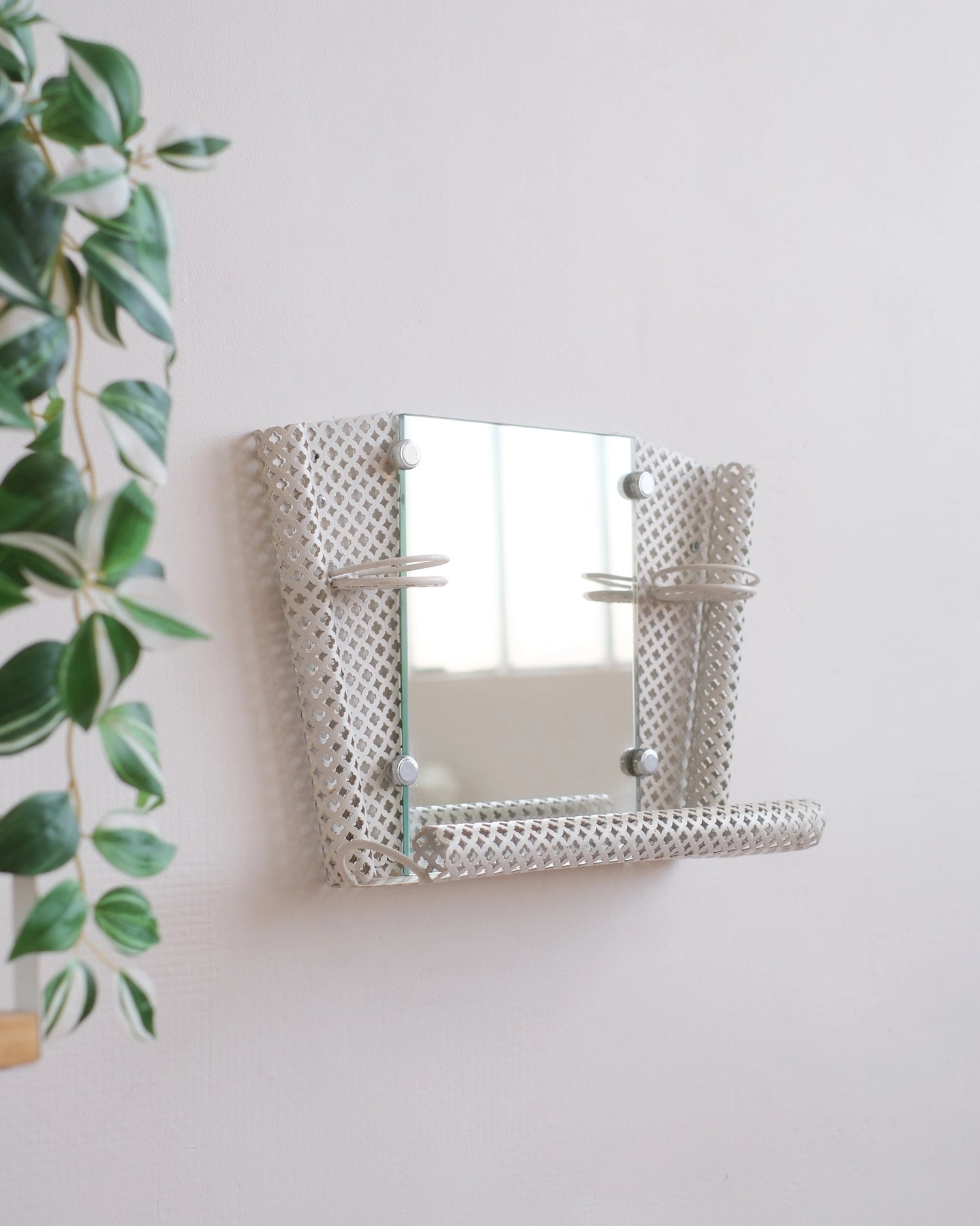 Ancienne étagère avec miroir en métal perforé