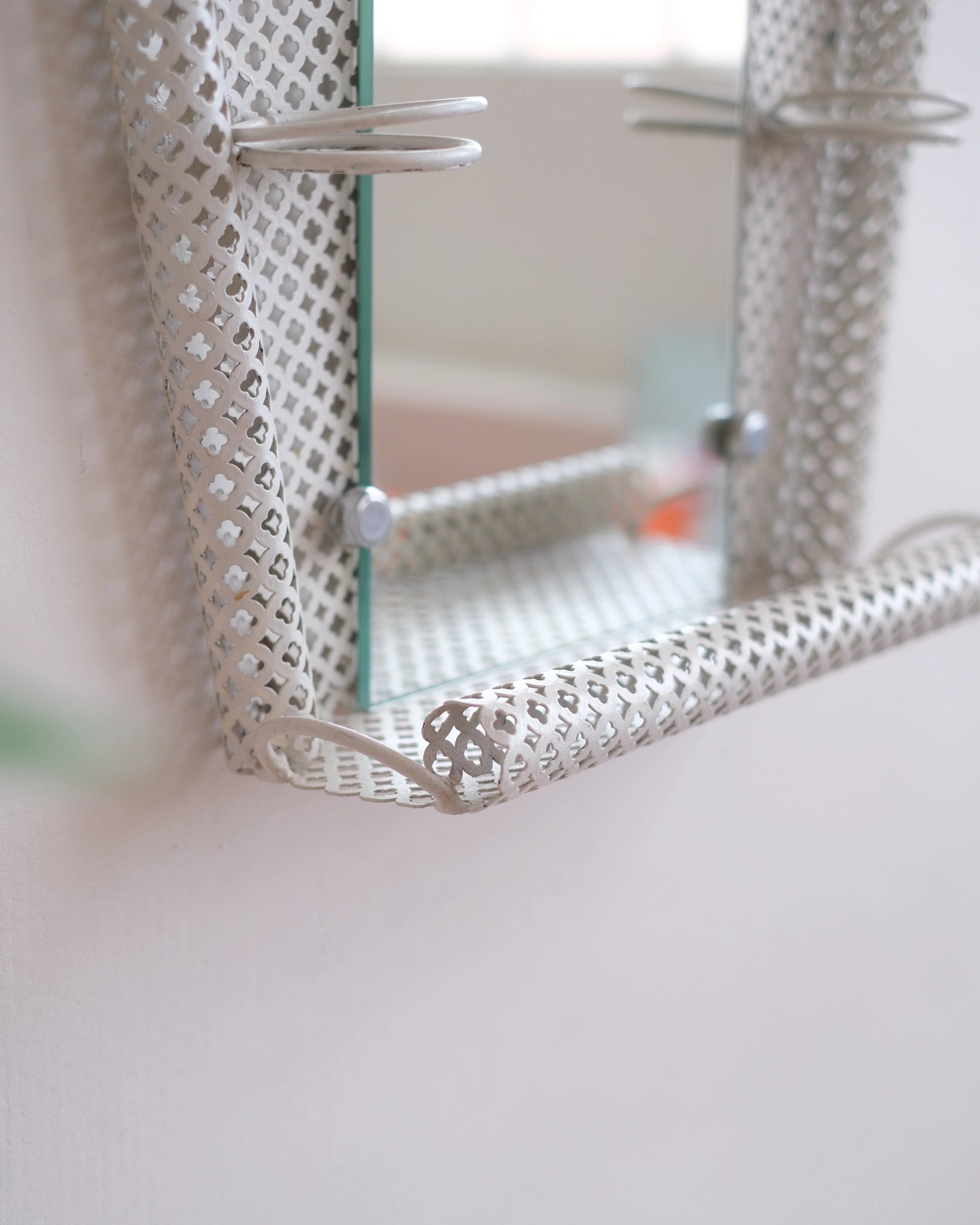 Ancienne étagère avec miroir en métal perforé