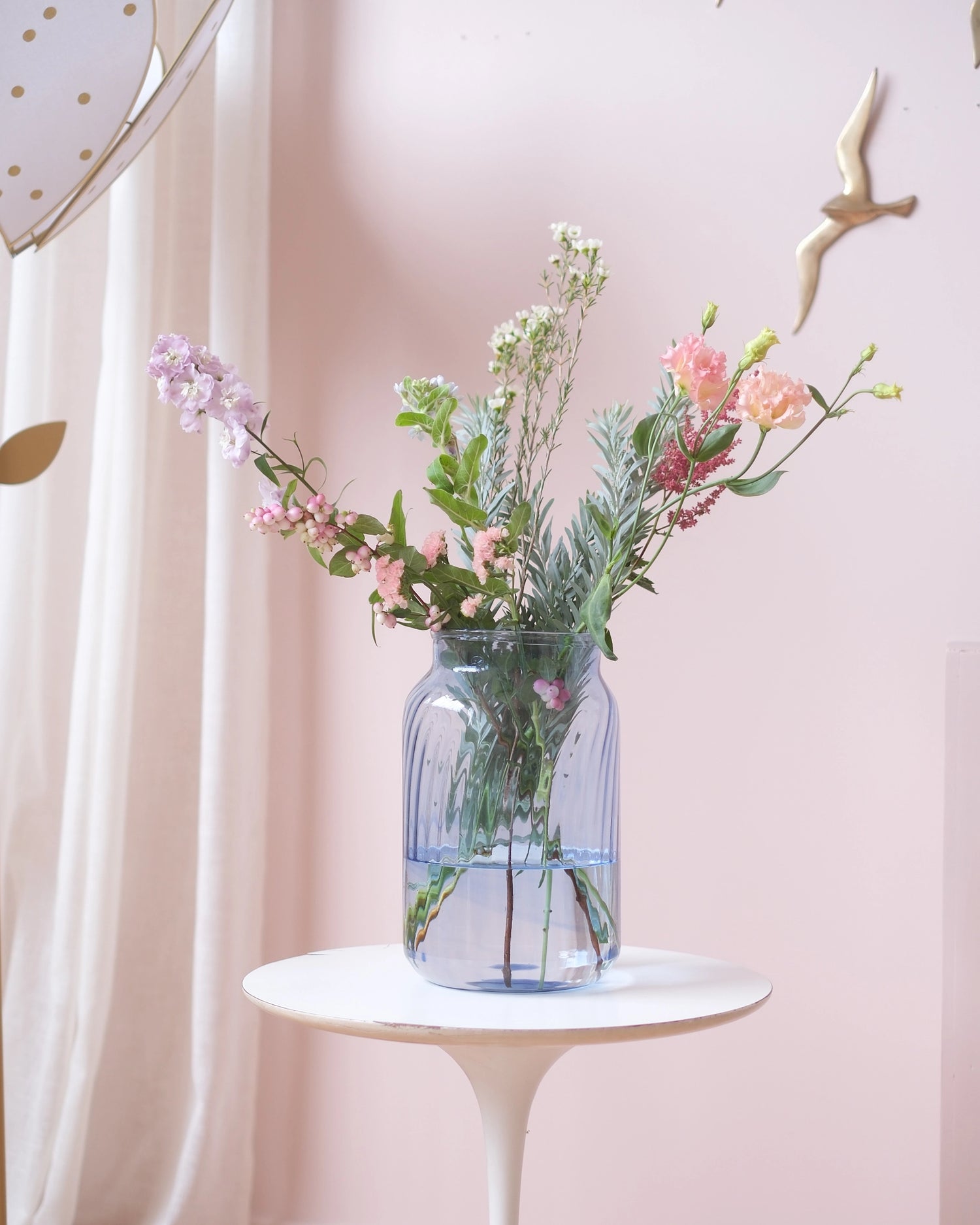 Ancien grand vase en verre bleuté