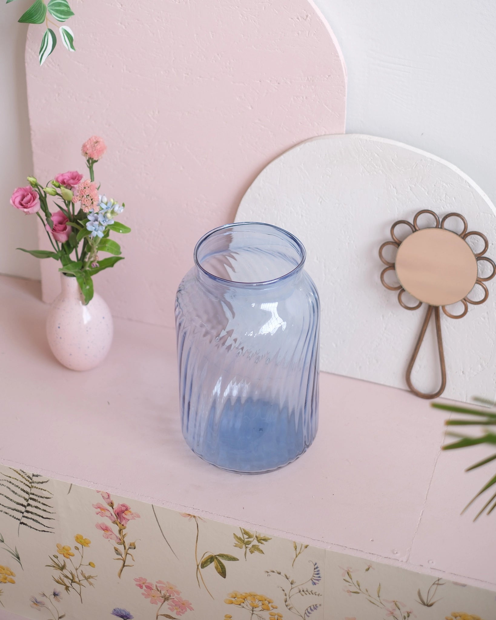 Ancien grand vase en verre bleuté