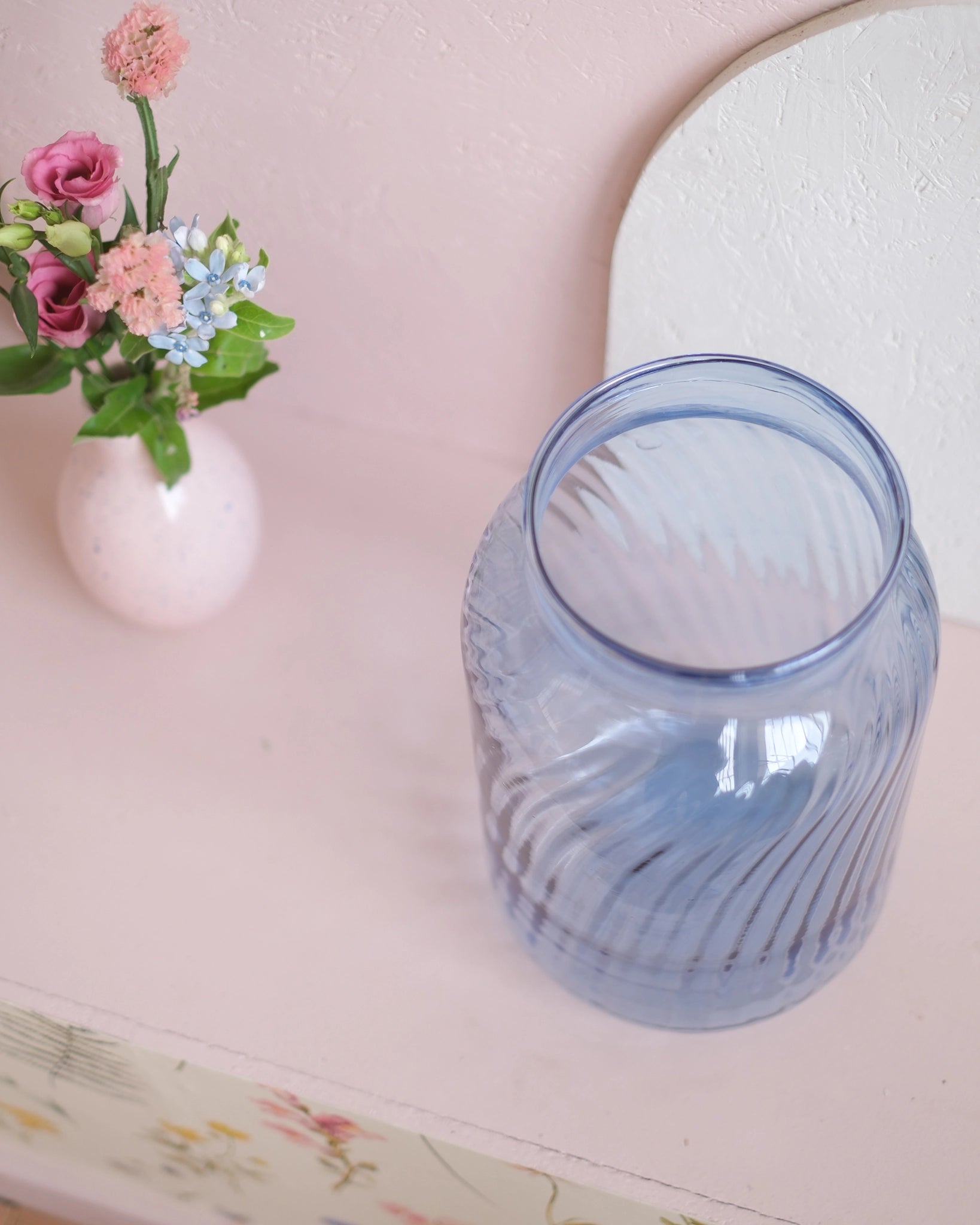 Ancien grand vase en verre bleuté
