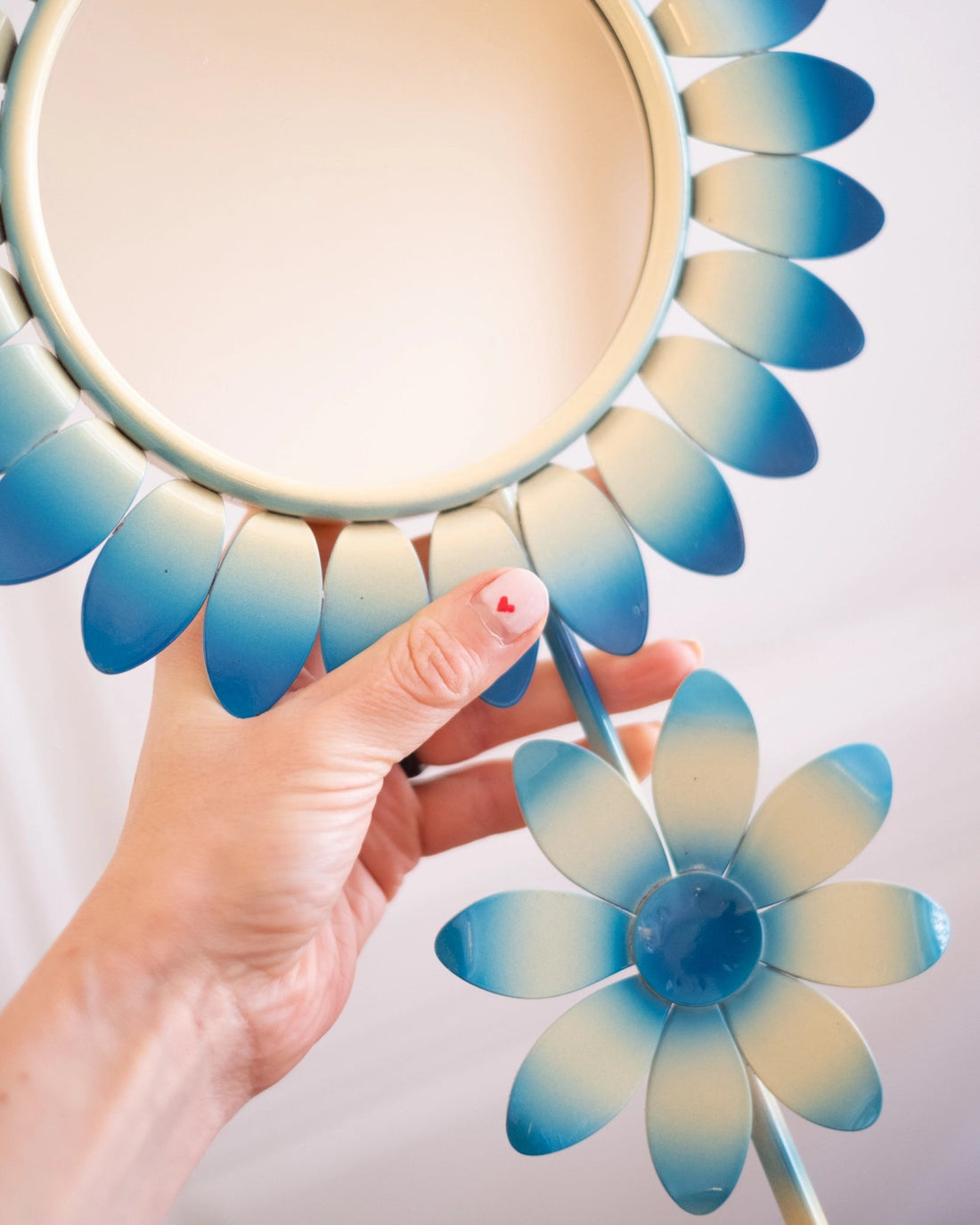 Ancien miroir Fleur en métal bleu - Silly &amp; Billy