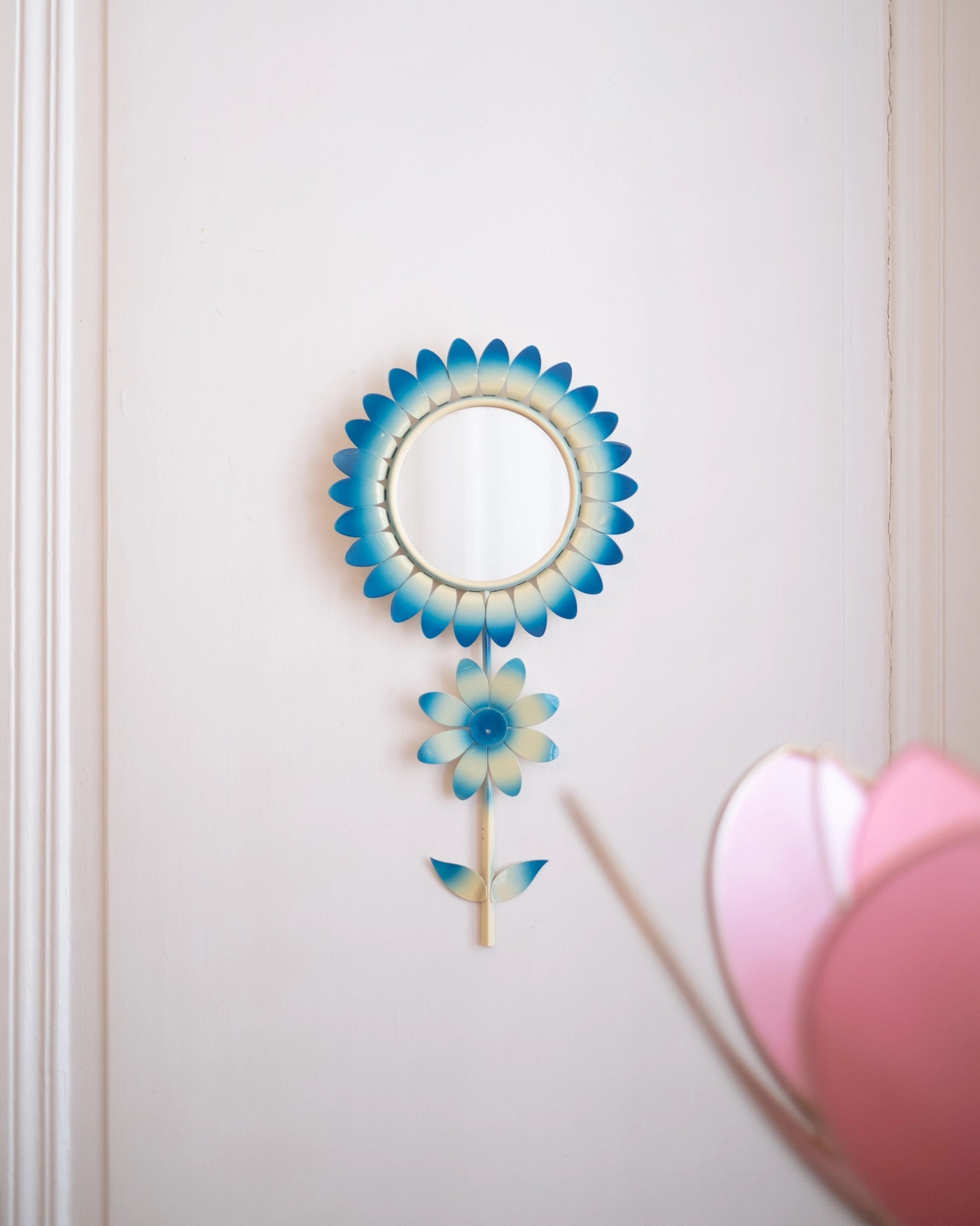 Ancien miroir Fleur en métal bleu - Silly &amp; Billy
