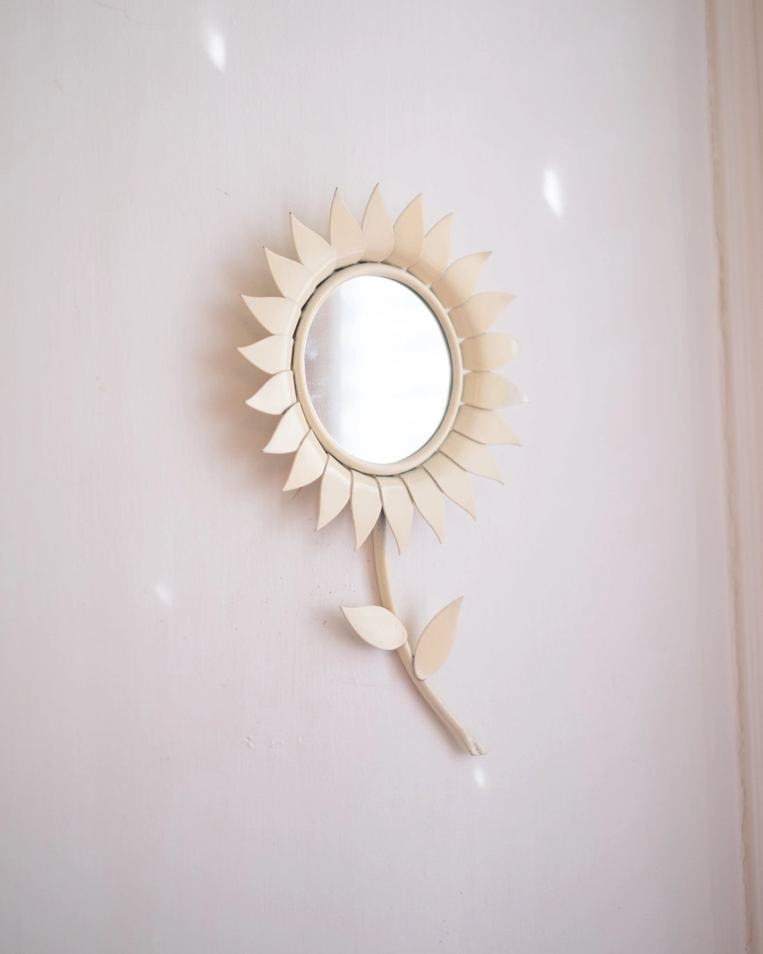 Ancien miroir Fleur en métal crème Chaty Vallauris - Silly &amp; Billy