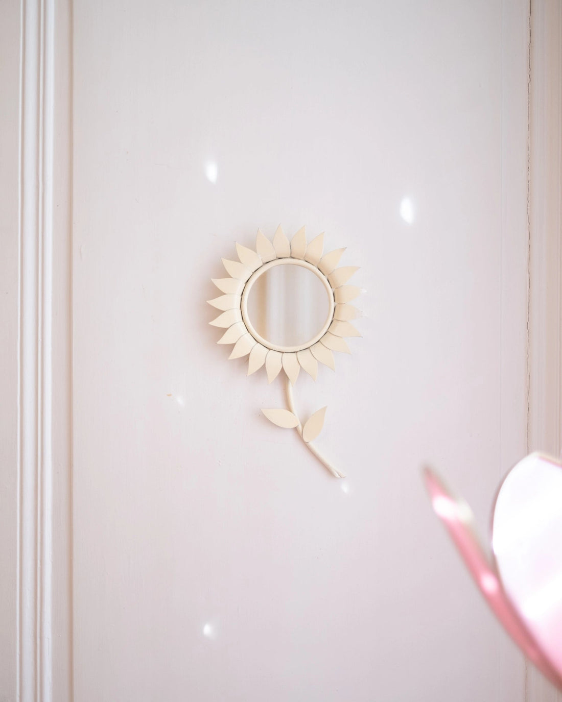 Ancien miroir Fleur en métal crème Chaty Vallauris - Silly &amp; Billy