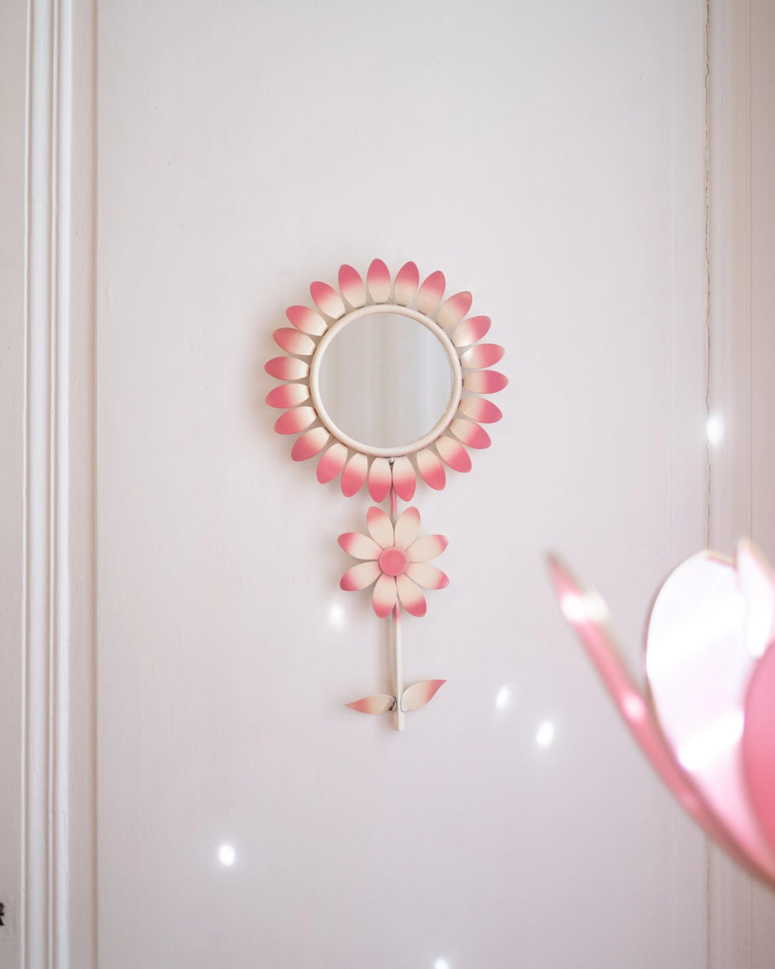 Ancien miroir Fleur en métal rose - Silly &amp; Billy