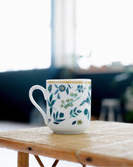 Ancien mug en céramique fleurie