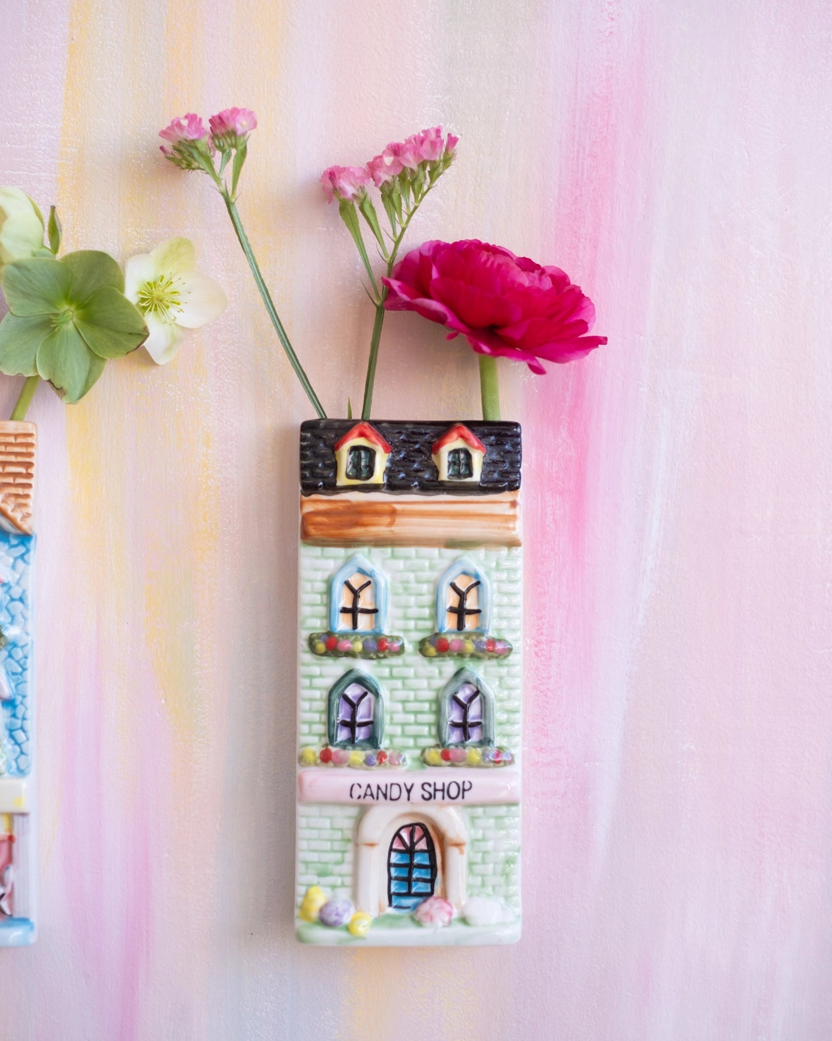 Ancien vase mural en barbotine - Candy shop - Silly &amp; Billy