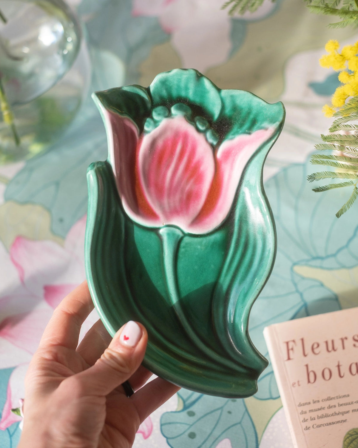 Vase Tulipe Ancien En Porcelaine Style Quimper - France XXe Siècle, Blanc Vert Jaune, 36.8 Cm