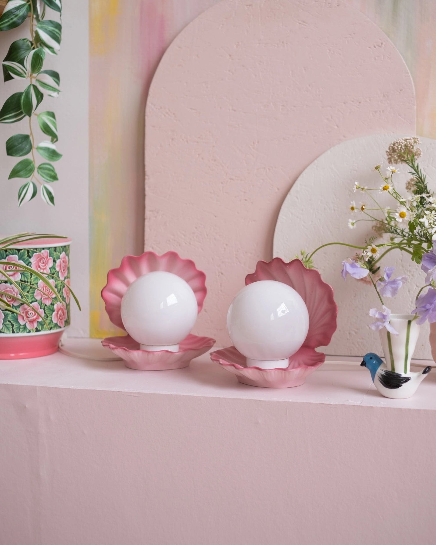 Ancienne lampe coquillage en céramique rose et opaline - Silly &amp; Billy