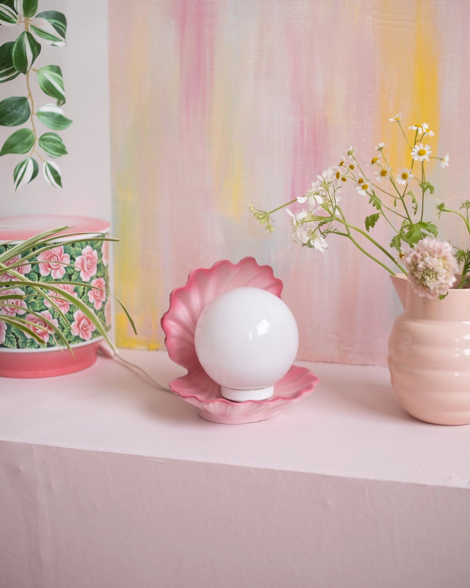 Ancienne lampe coquillage en céramique rose et opaline - Silly &amp; Billy