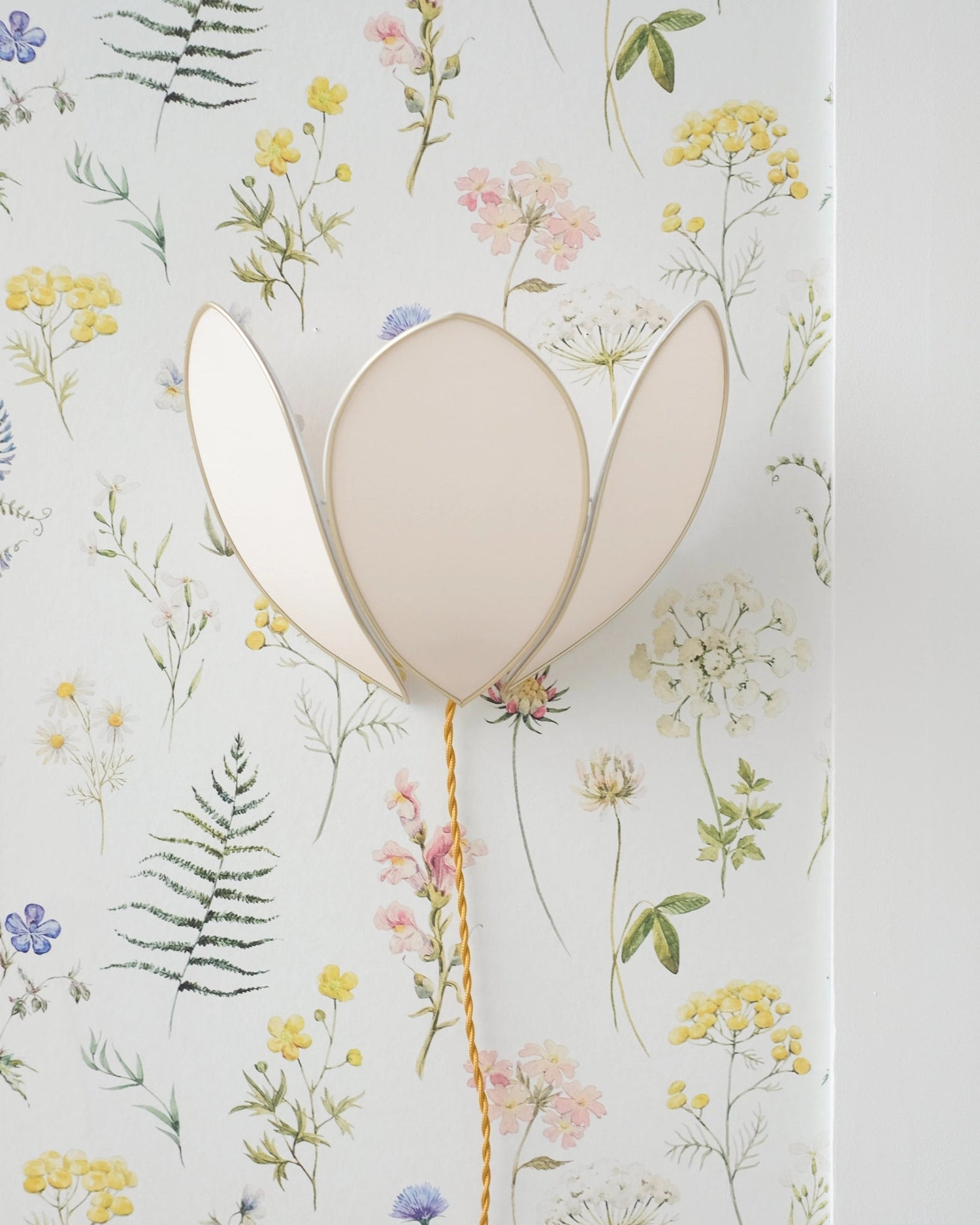 Applique italienne à 3 lumières en feuille d'or et ivoire et fleurs en Applique italienne à 3 lumières en feuille d'or et ivoire et fleurs en