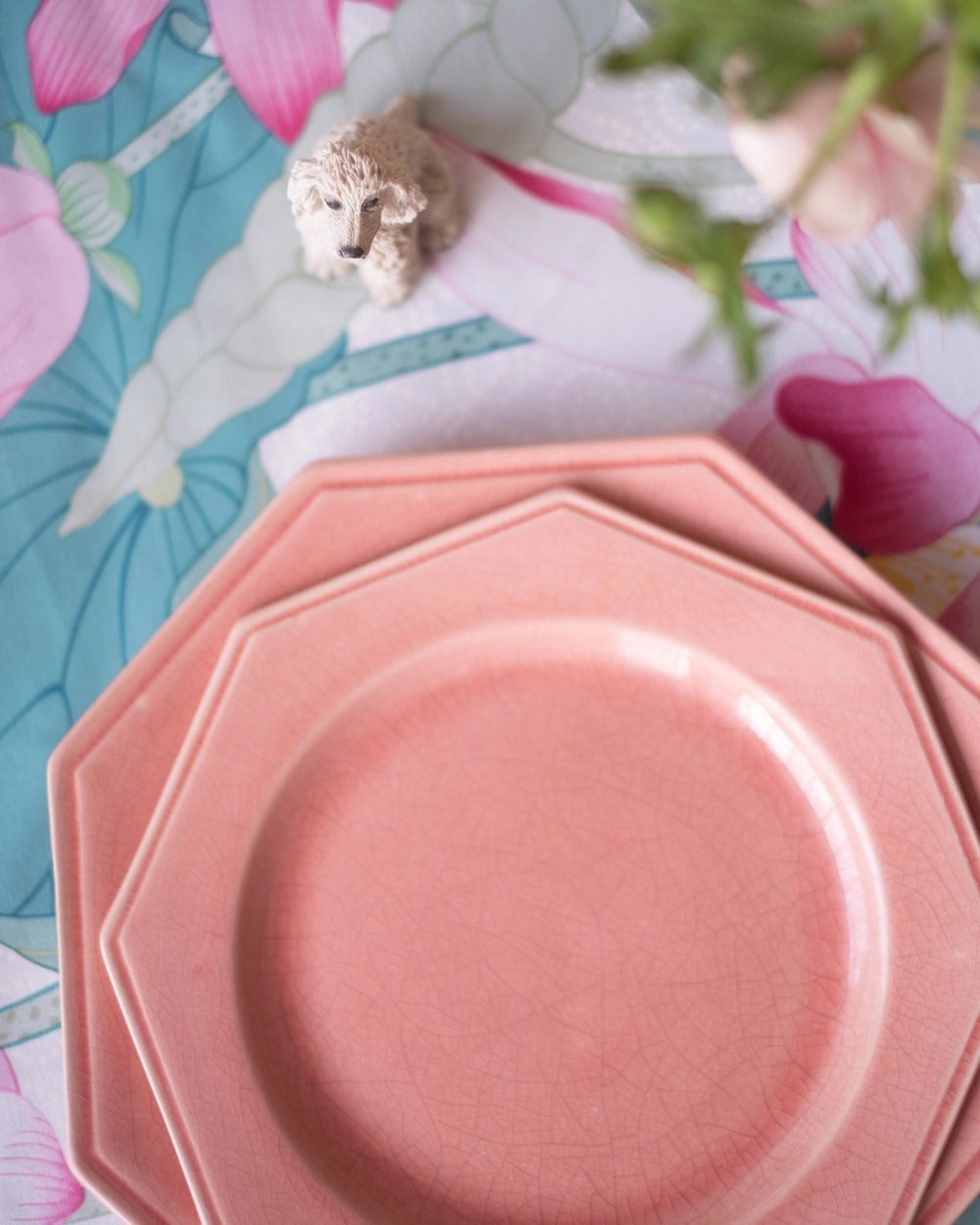 Assiette à dessert en faïence craquelée rose de Charolles