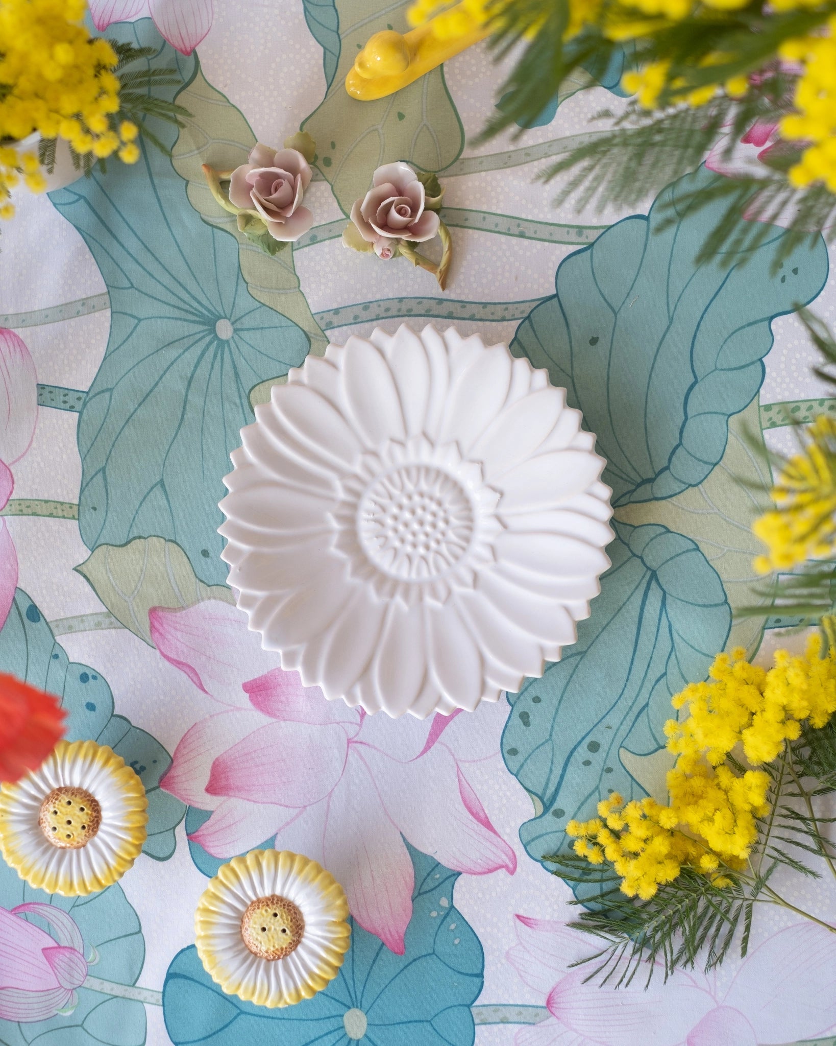 Assiette fleur en faïence blanche de Charolles, par Jacques Molin - Silly &amp; Billy