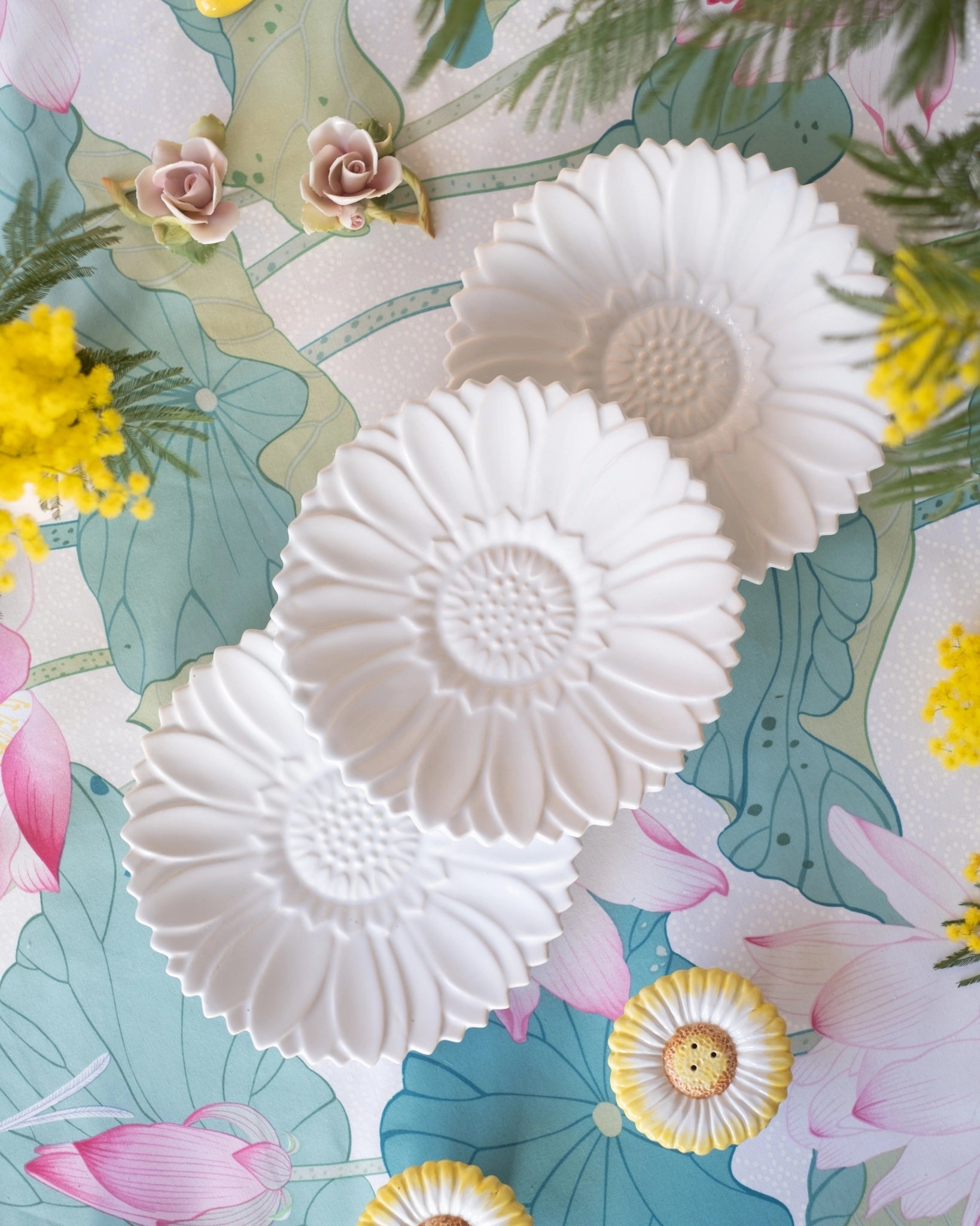 Assiette fleur en faïence blanche de Charolles, par Jacques Molin - Silly &amp; Billy