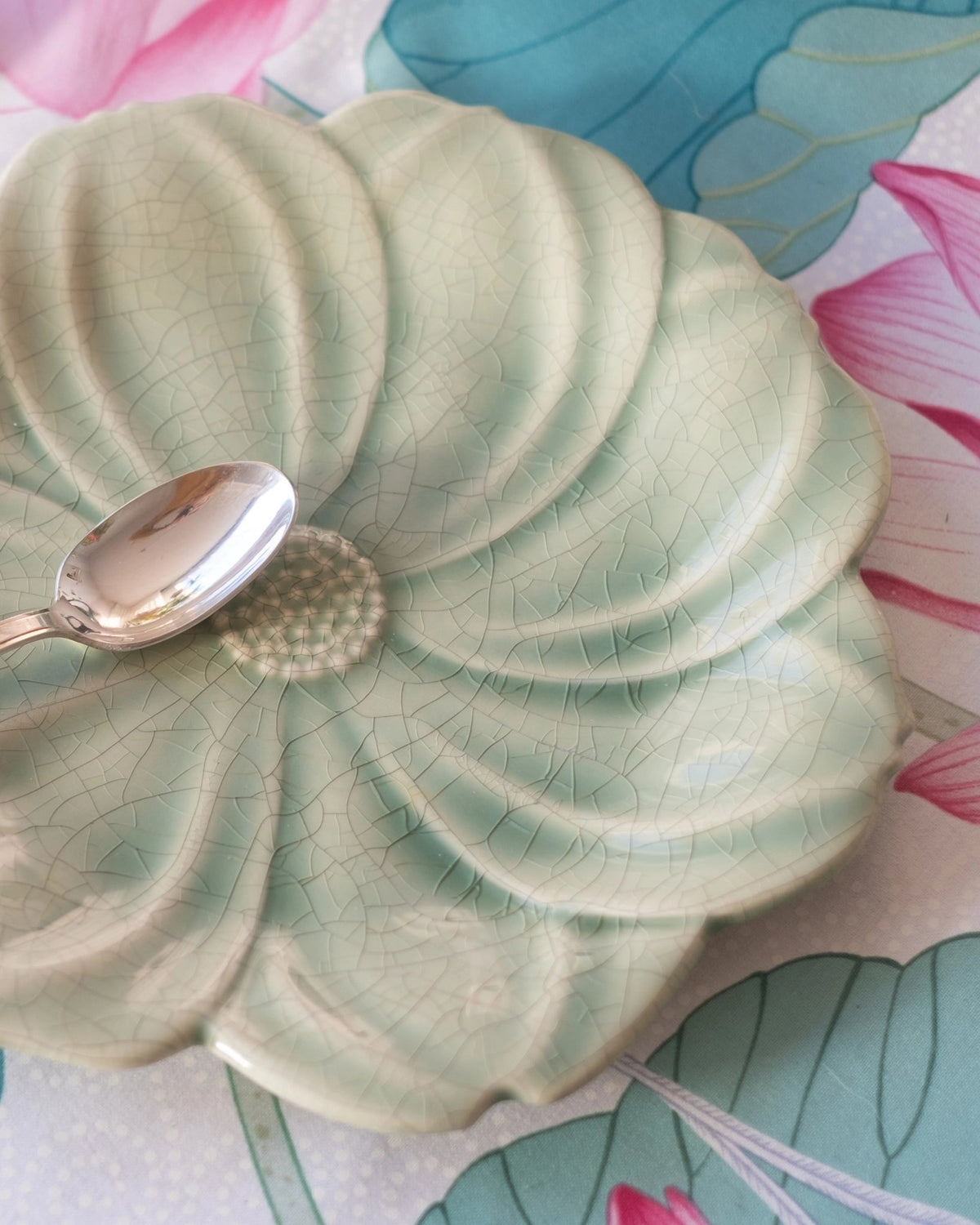 Assiette fleur en faïence céladon de Charolles, par Jacques Molin - Silly &amp; Billy