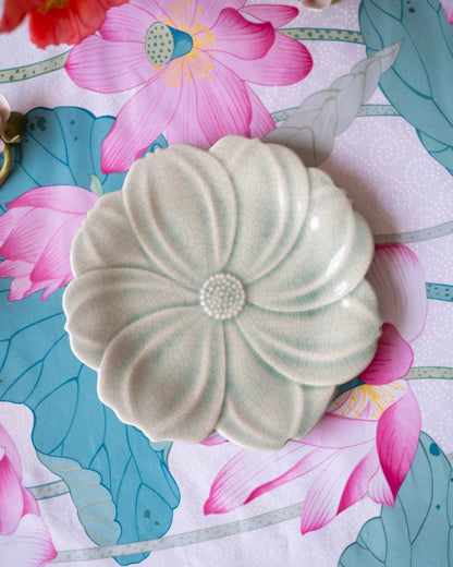 Assiette fleur en faïence céladon de Charolles, par Jacques Molin - Silly &amp; Billy