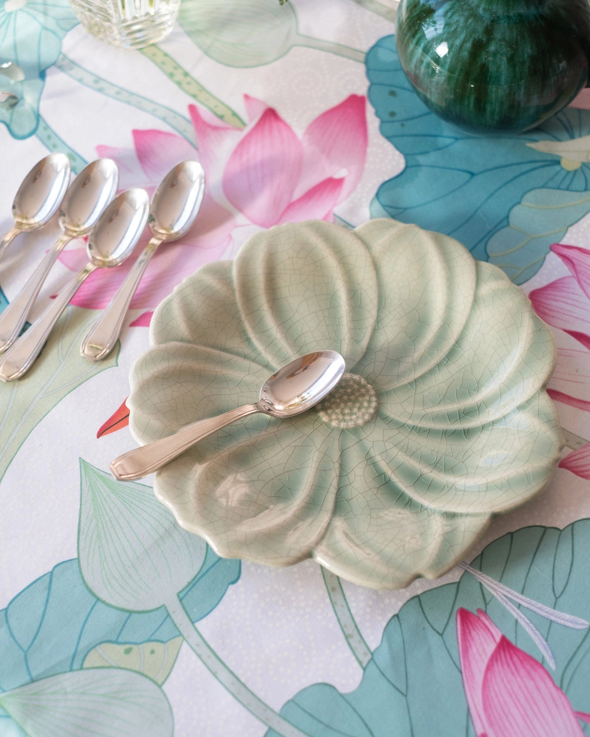 Assiette fleur en faïence céladon de Charolles, par Jacques Molin - Silly &amp; Billy