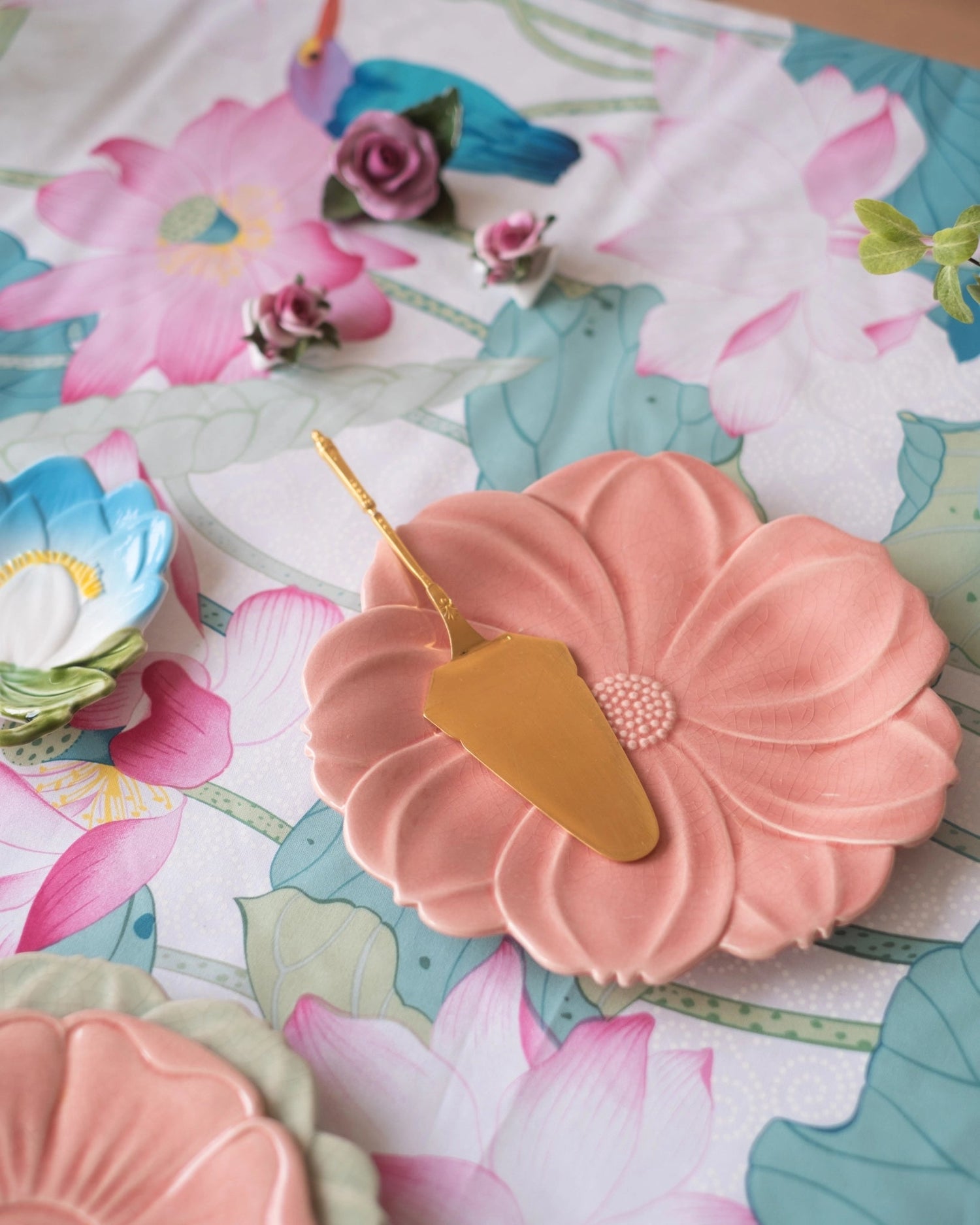 Assiette fleur en faïence rose de Charolles, par Jacques Molin - Silly &amp; Billy