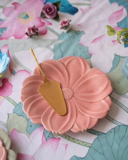 Assiette fleur en faïence rose de Charolles, par Jacques Molin - Silly &amp; Billy