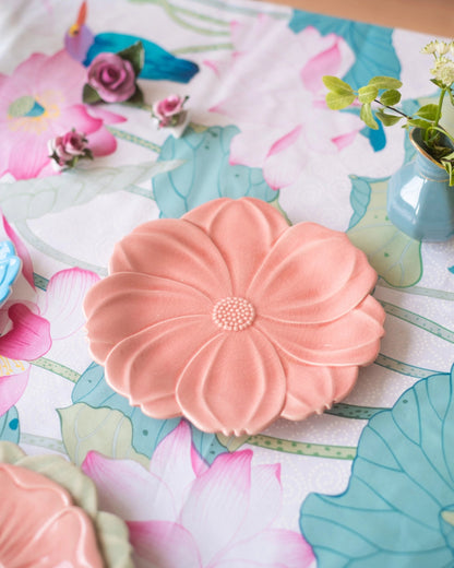 Assiette fleur en faïence rose de Charolles, par Jacques Molin - Silly &amp; Billy