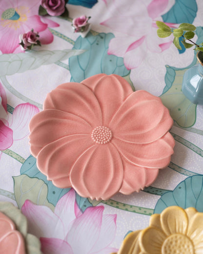 Assiette fleur en faïence rose de Charolles, par Jacques Molin - Silly &amp; Billy