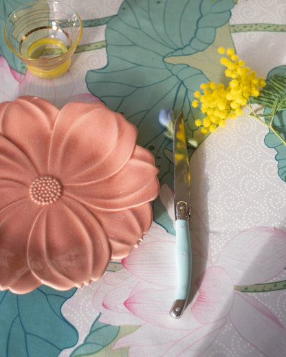 Assiette fleur en faïence rose de Charolles, par Jacques Molin - Silly &amp; Billy