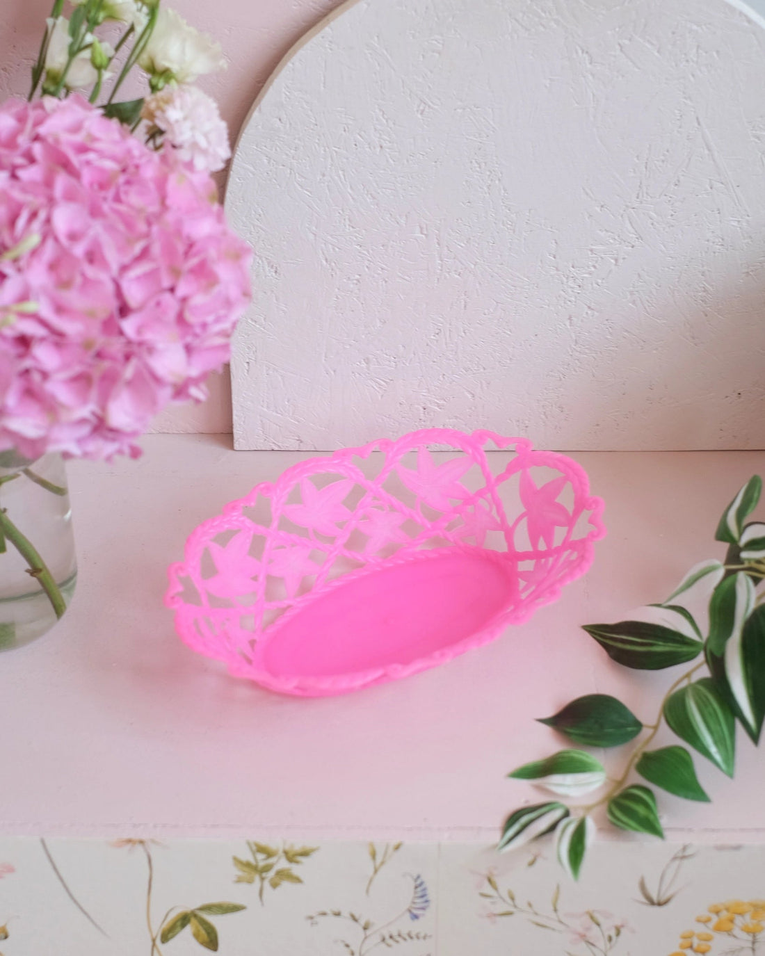 Corbeille vintage en plastique rose - Silly &amp; Billy