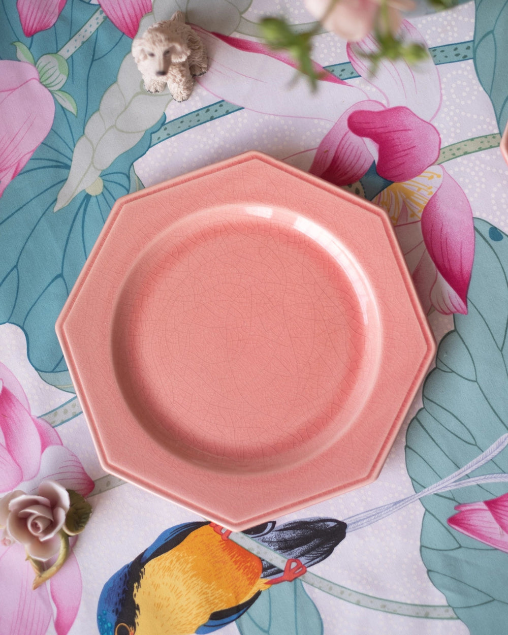 Grande assiette en faïence craquelée rose de Charolles