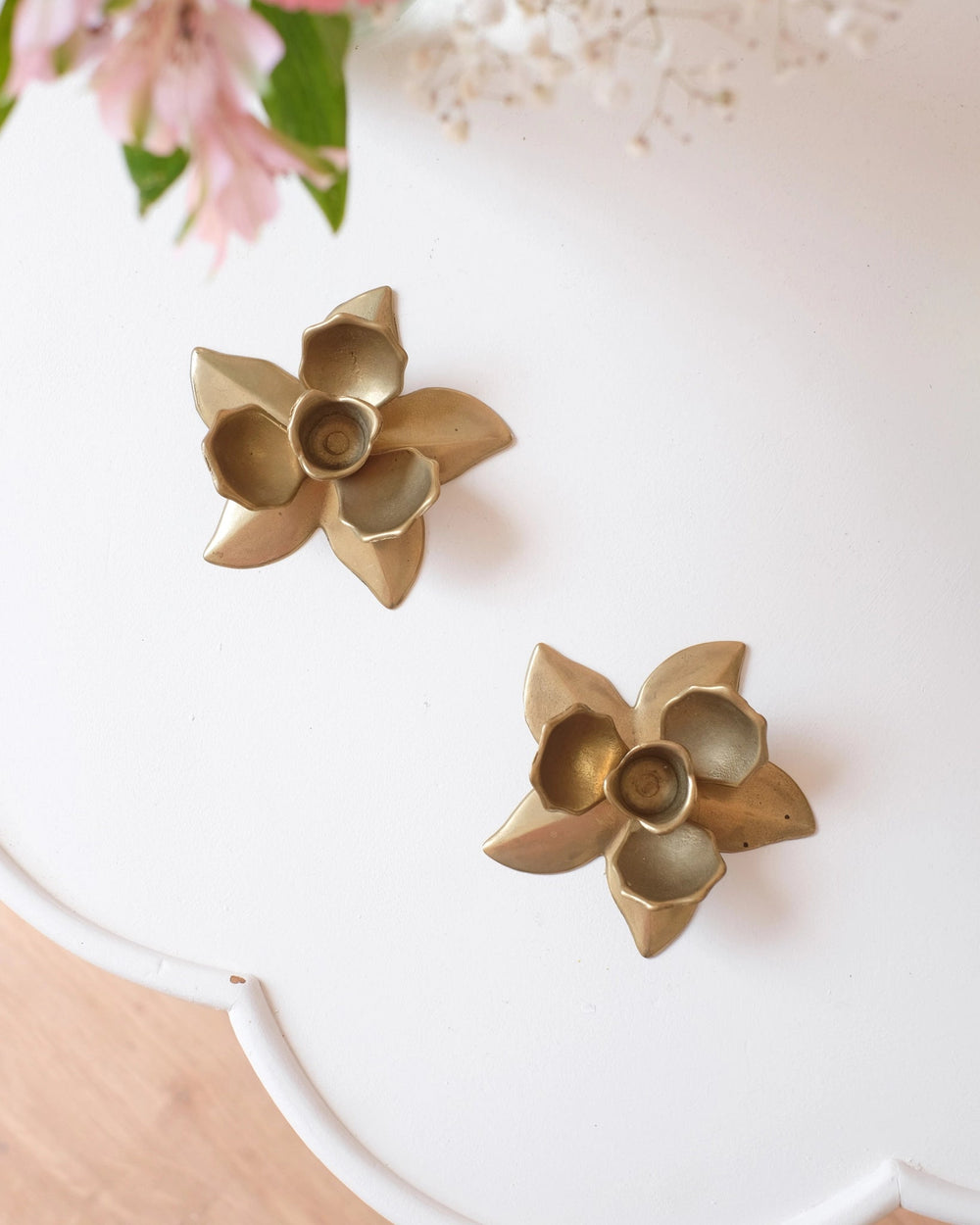 Paire d'anciens bougeoirs fleurs en laiton