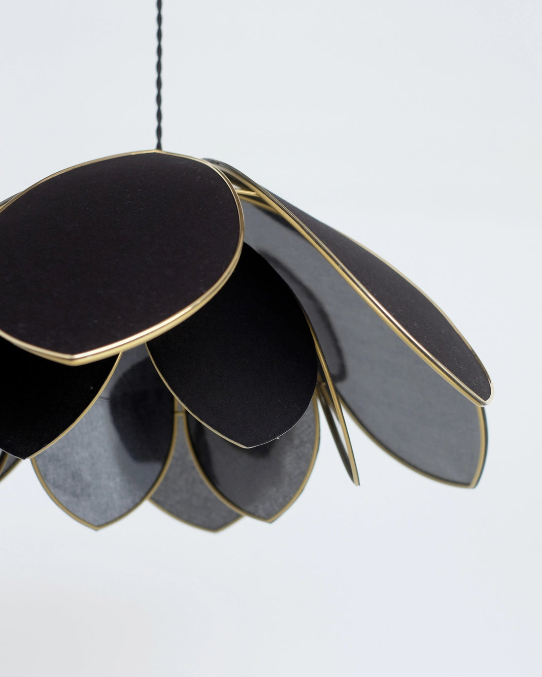 Suspension Fleur double - Noir et doré - Silly &amp; Billy