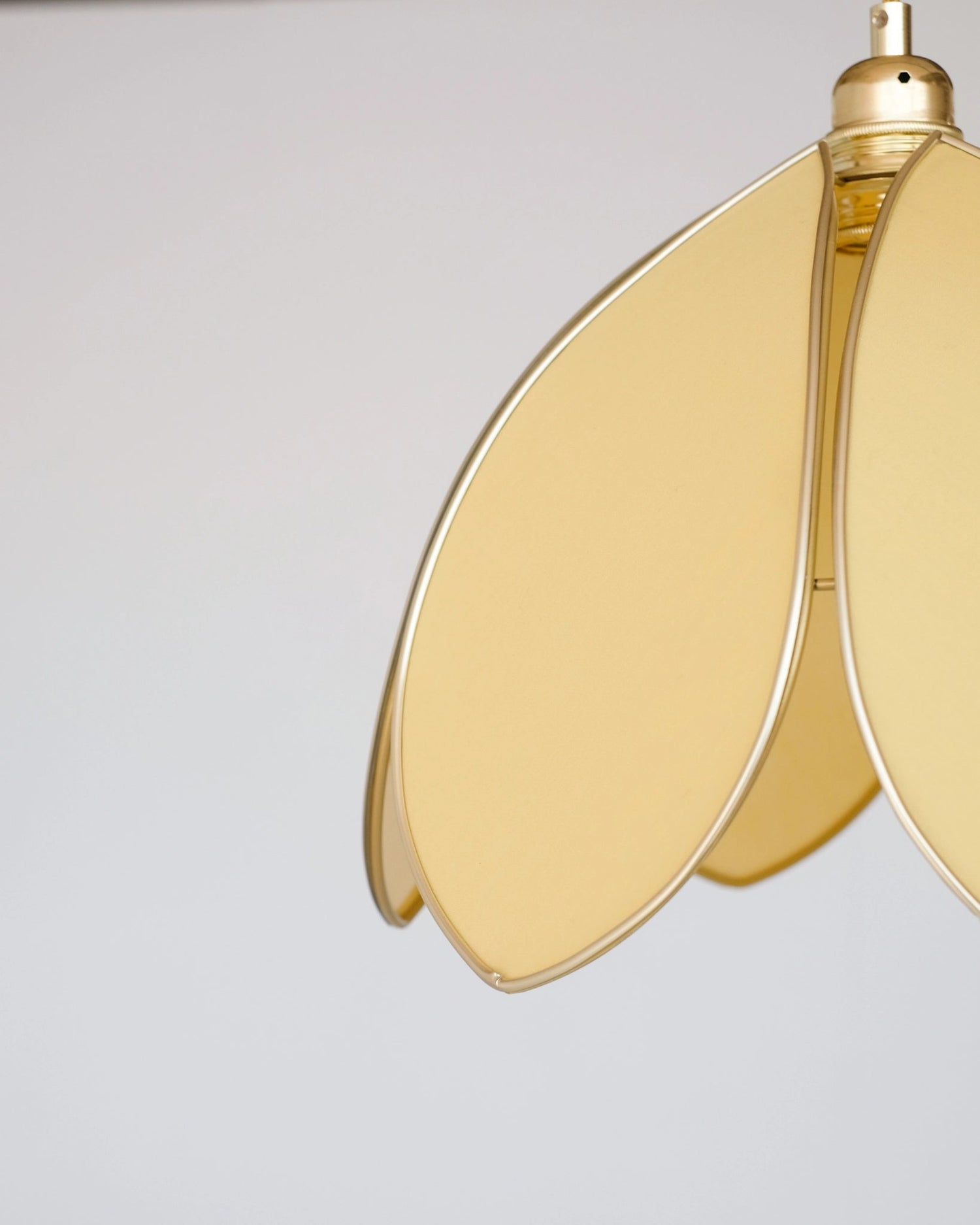 Suspension Fleur simple - Banane et doré - Silly &amp; Billy