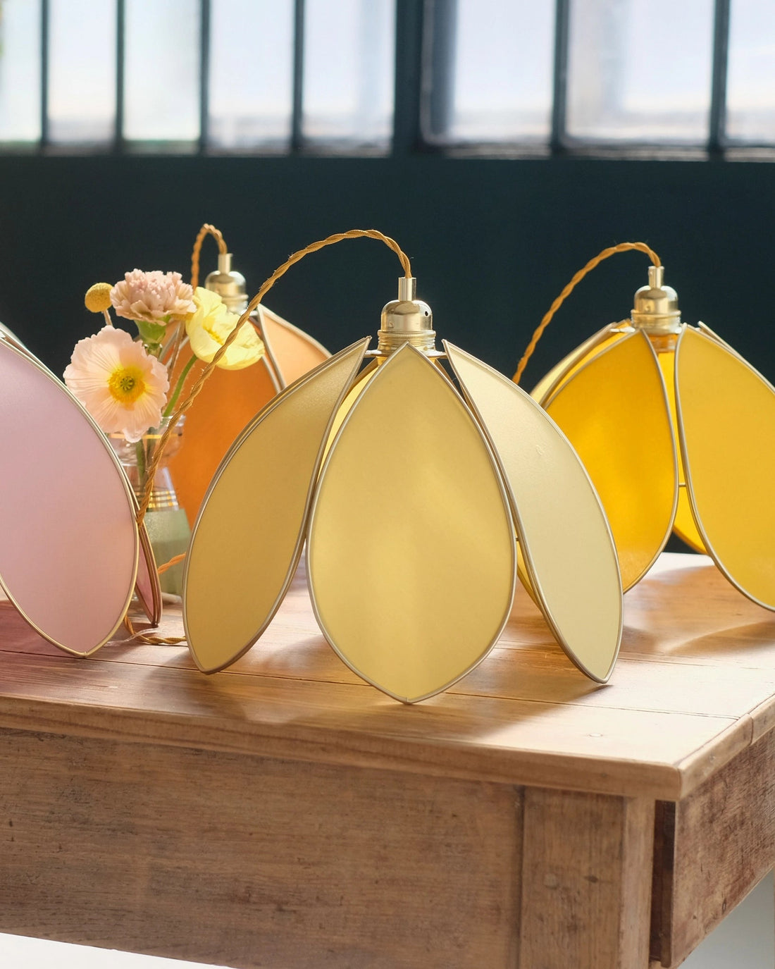 Suspension Fleur simple - Banane et doré - Silly &amp; Billy