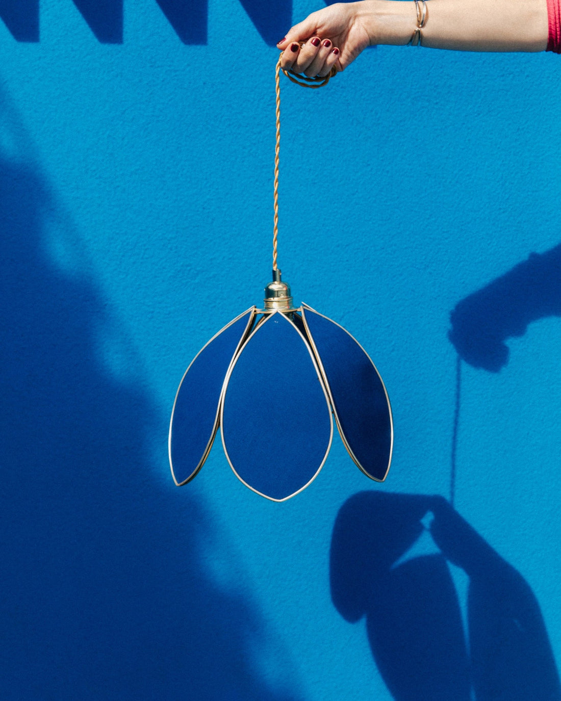 Suspension Fleur simple - Bleu marine et doré - Silly &amp; Billy