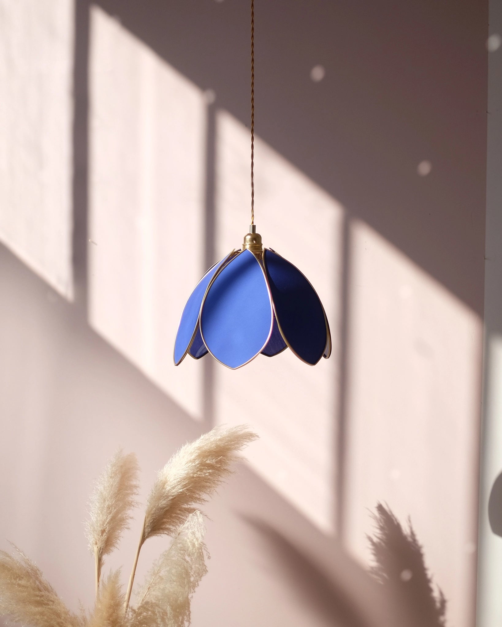 Suspension Fleur simple - Bleu royal et doré - Silly &amp; Billy