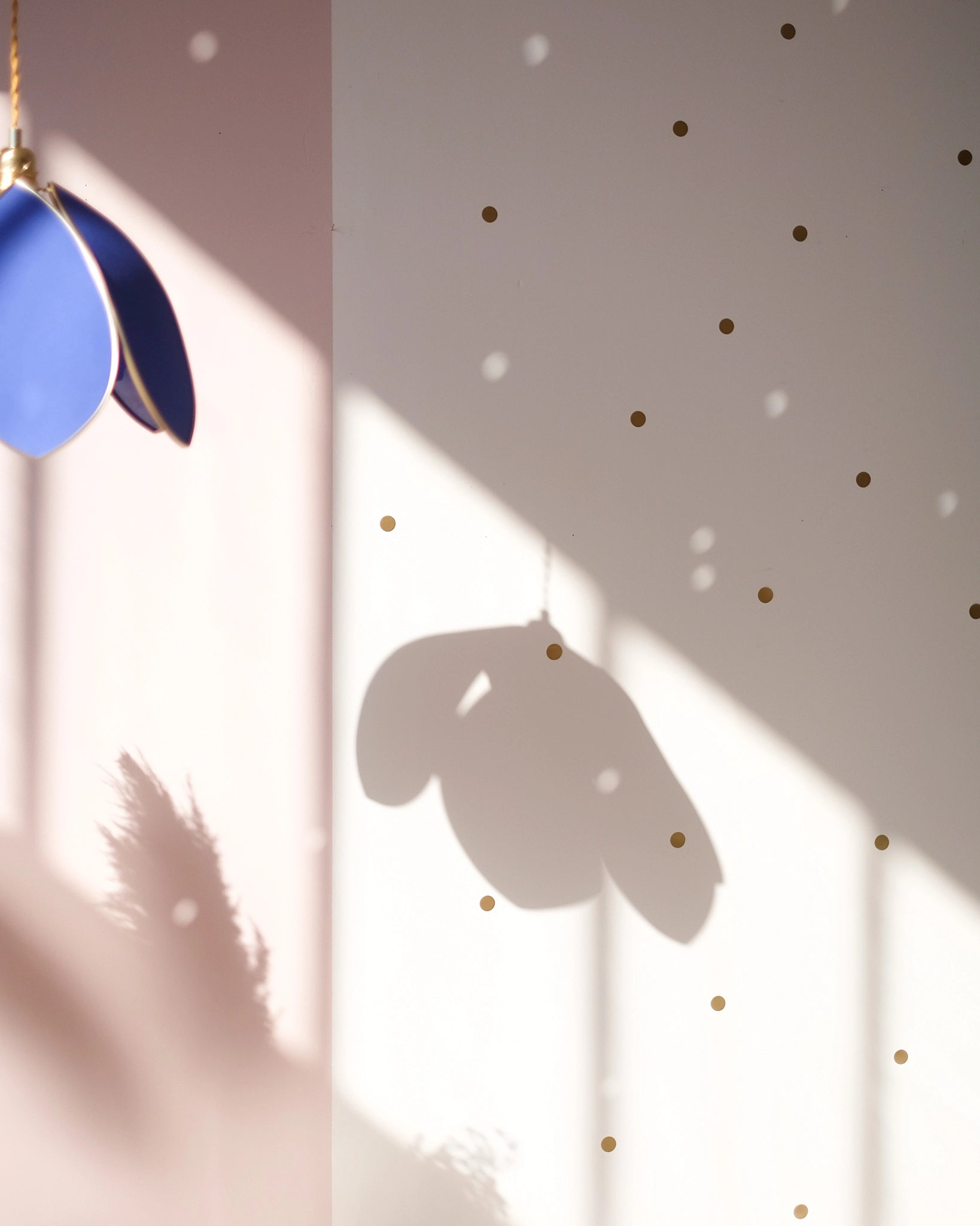 Suspension Fleur simple - Bleu royal et doré - Silly &amp; Billy