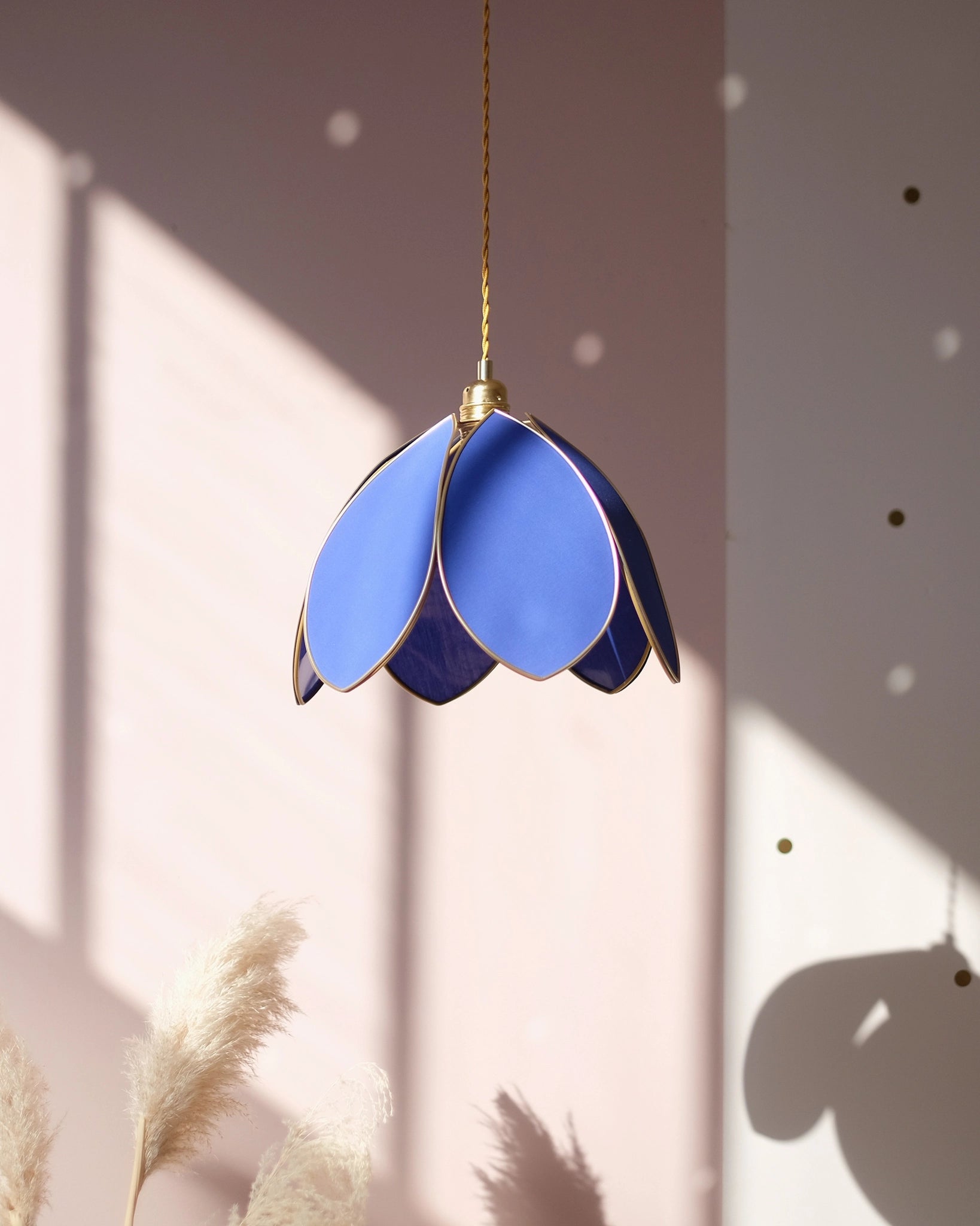 Suspension Fleur simple - Bleu royal et doré - Silly &amp; Billy