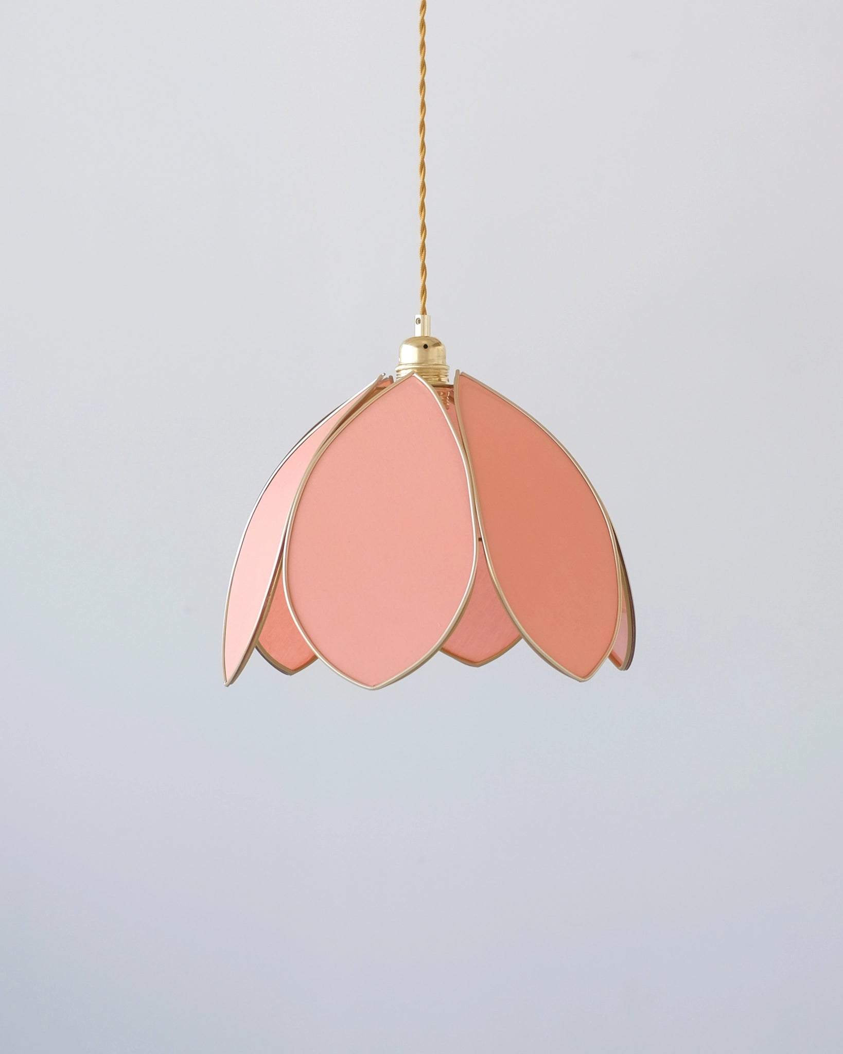 Suspension Fleur simple - Corail et doré - Silly &amp; Billy