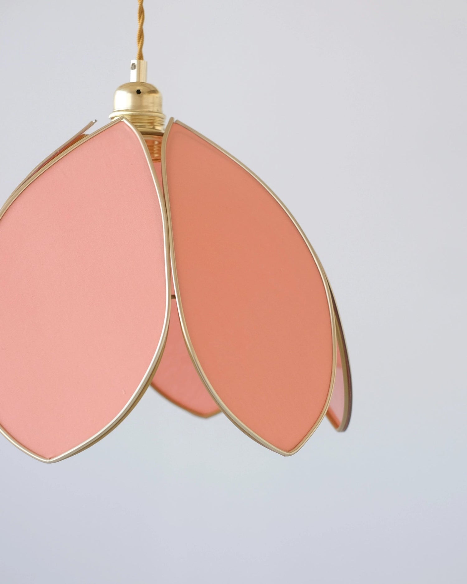 Suspension Fleur simple - Corail et doré - Silly &amp; Billy