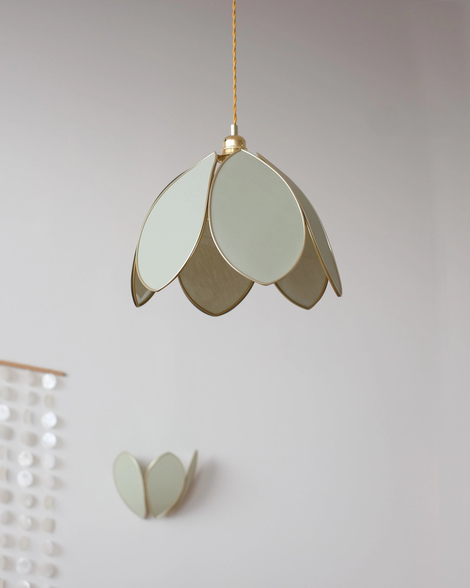 Suspension Fleur simple - Eucalyptus et doré - Silly &amp; Billy