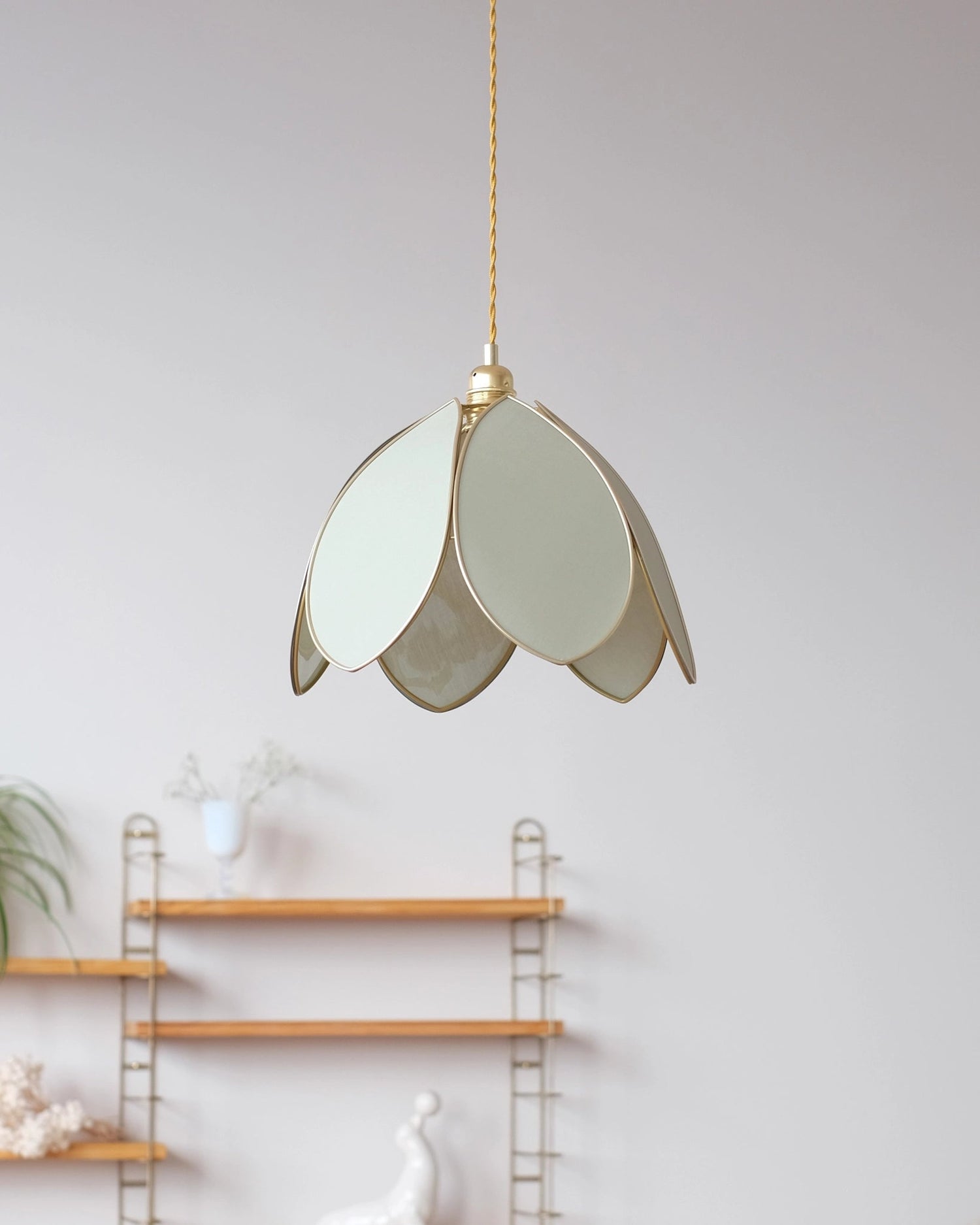 Suspension Fleur simple - Eucalyptus et doré - Silly &amp; Billy