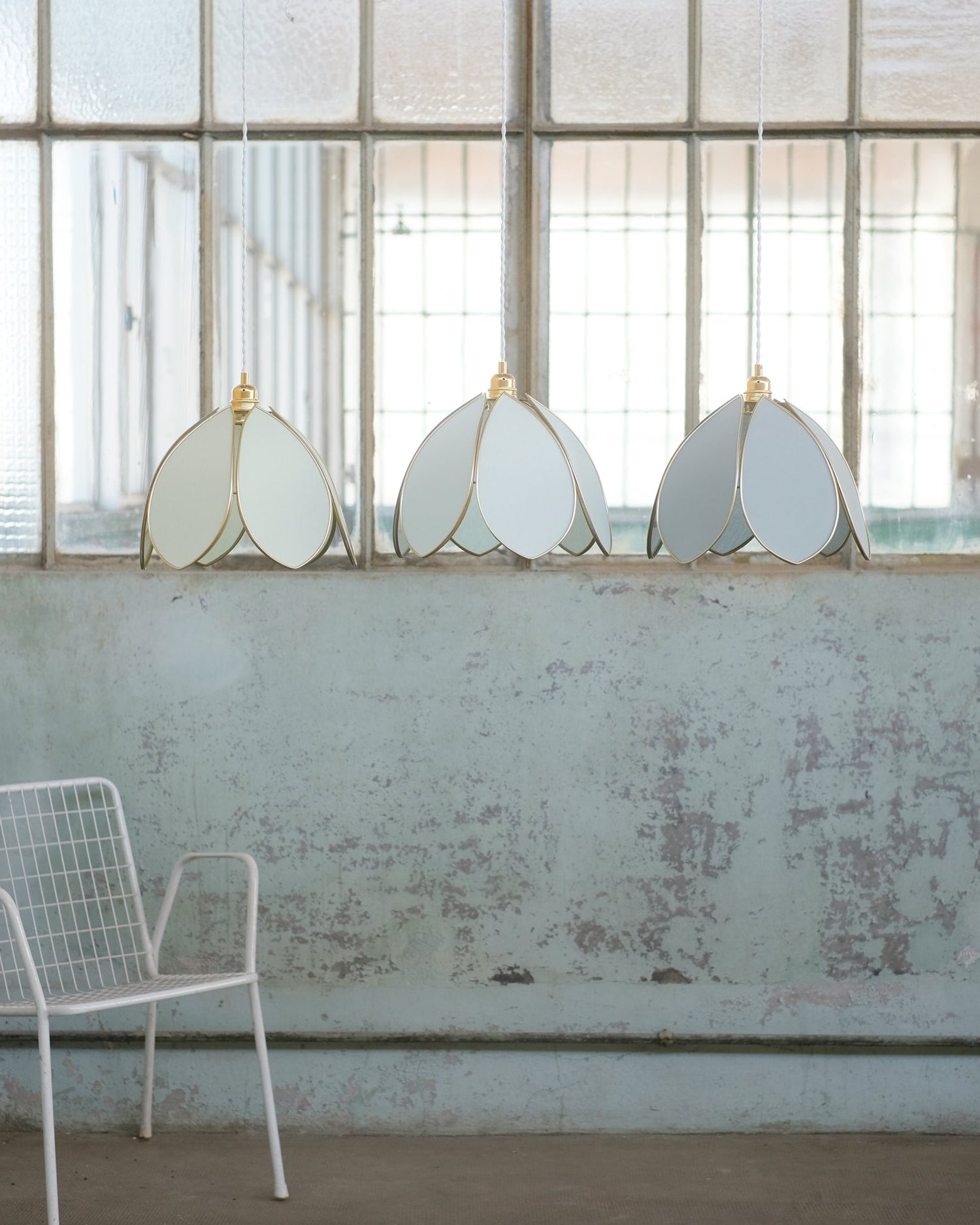 Suspension Fleur simple - Glacier et doré - Silly &amp; Billy