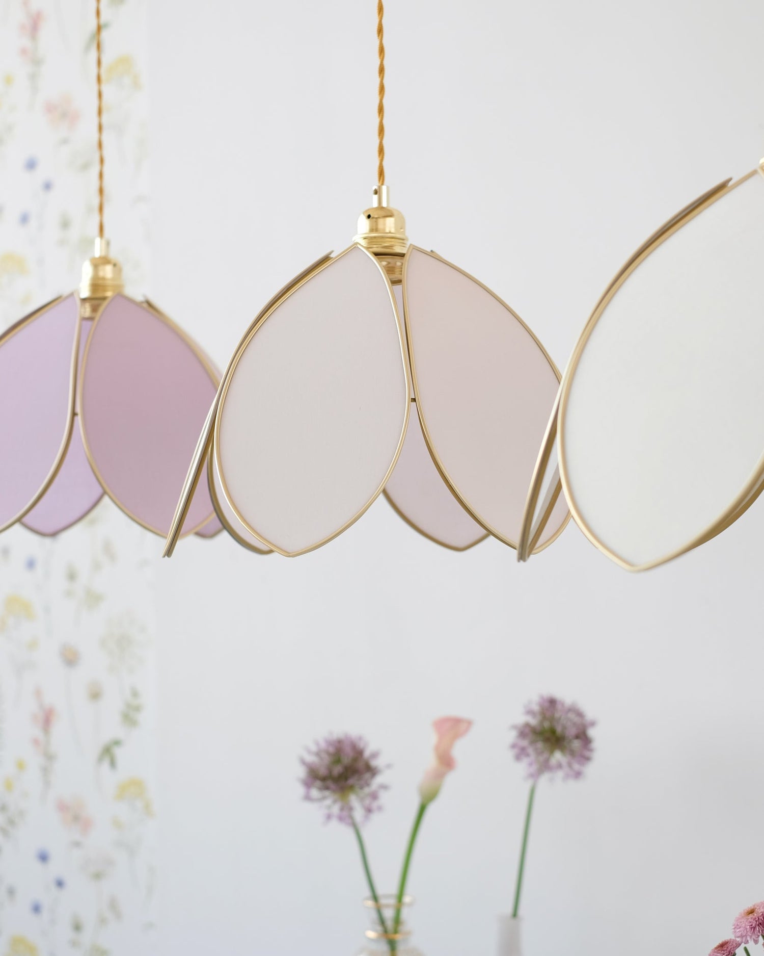 Suspension Fleur simple - Guimauve et doré - Silly &amp; Billy