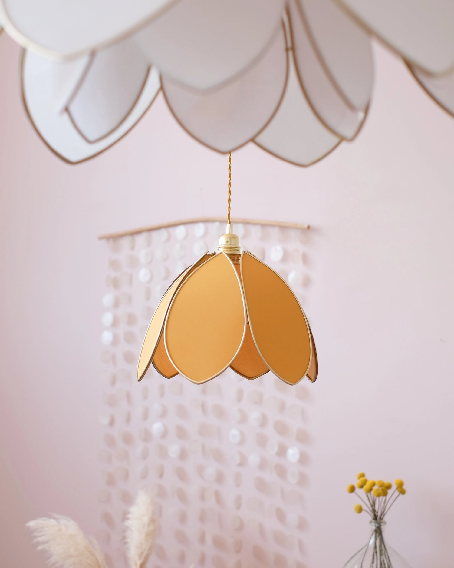 Suspension Fleur simple - Honey et doré - Silly &amp; Billy