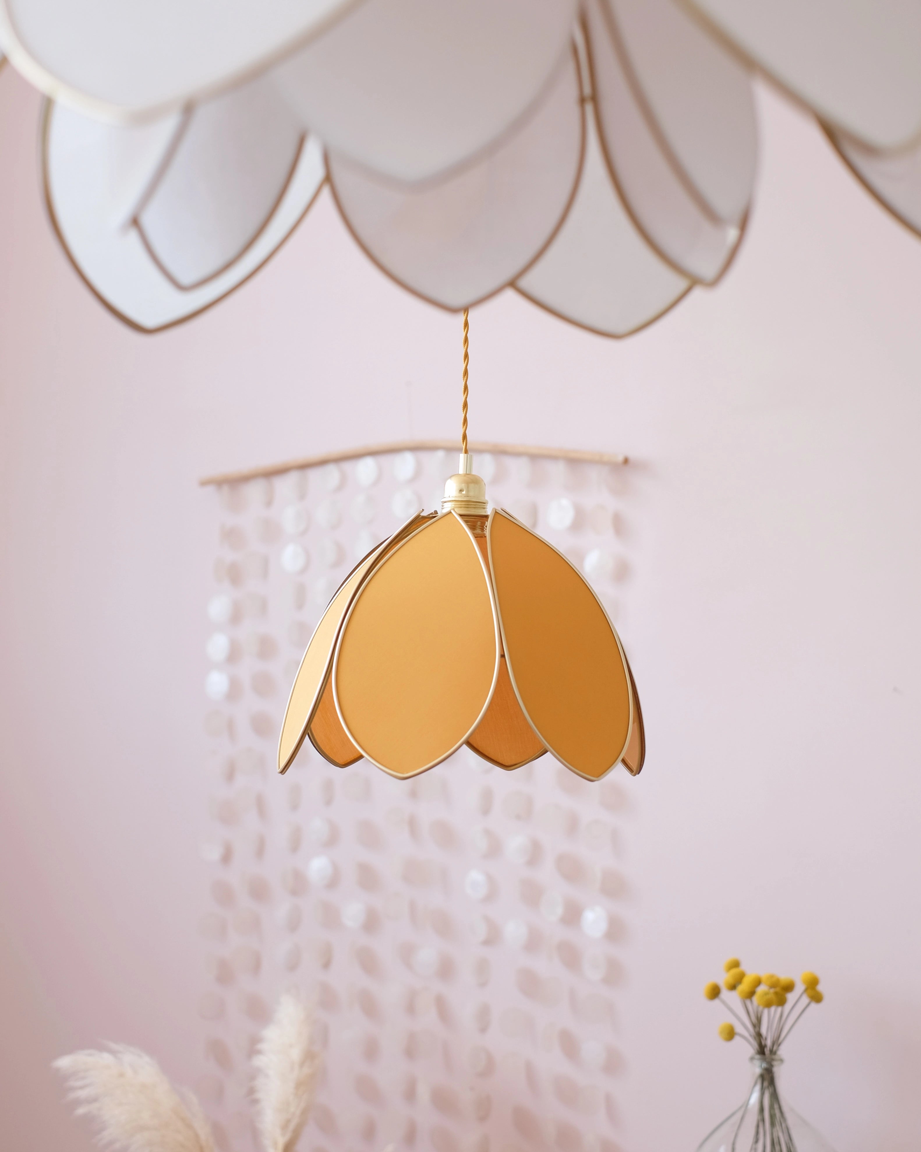 Suspension Fleur simple - Honey et doré - Silly &amp; Billy
