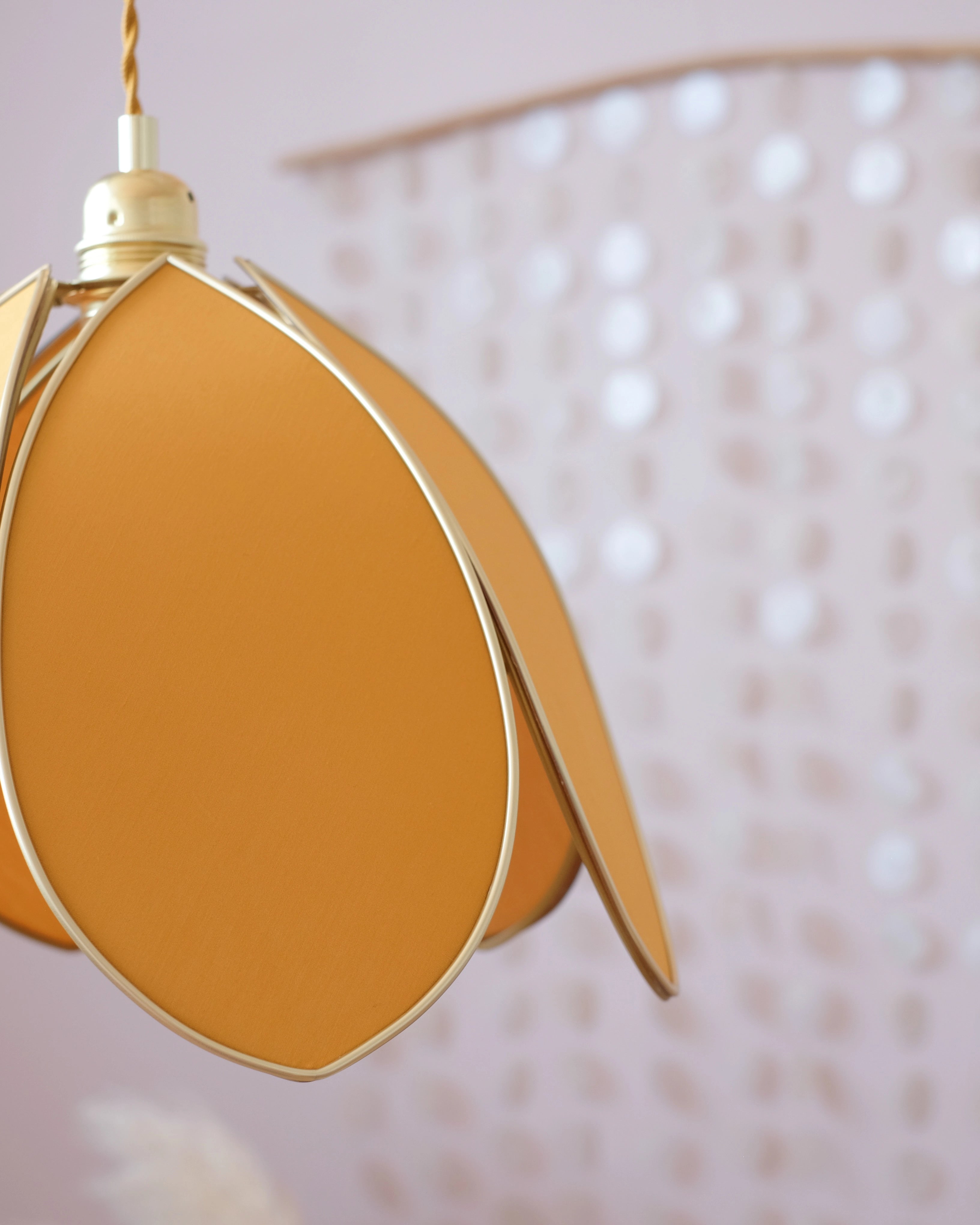 Suspension Fleur simple - Honey et doré - Silly &amp; Billy