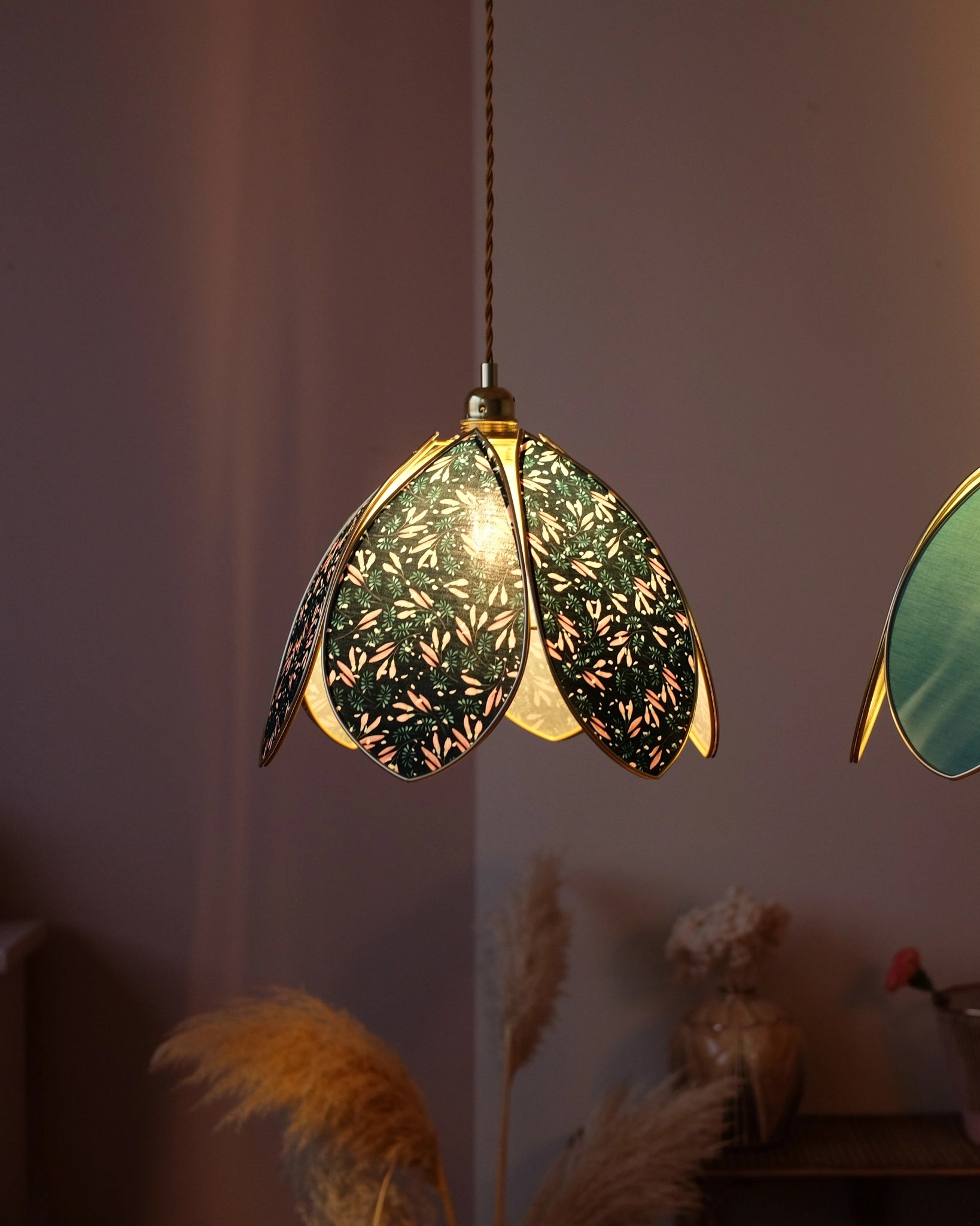 Suspension Fleur simple - Night Light et doré - Silly &amp; Billy