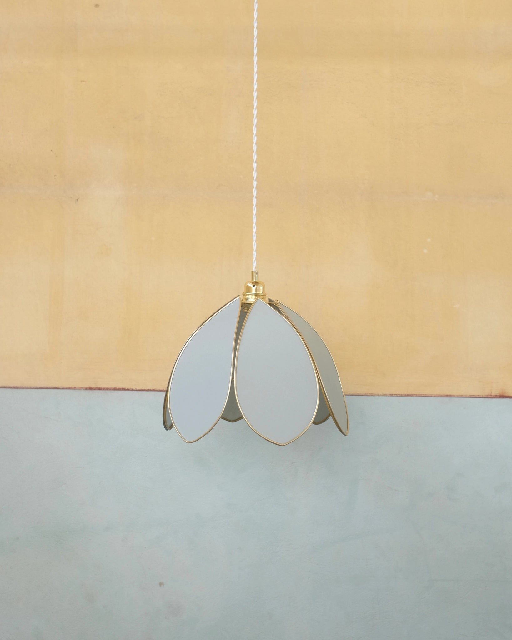 Suspension Fleur simple - Sauge et doré - Silly &amp; Billy