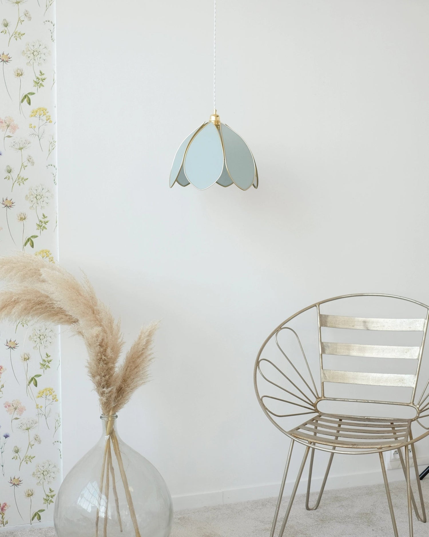 Suspension Fleur simple - Sauge et doré - Silly &amp; Billy